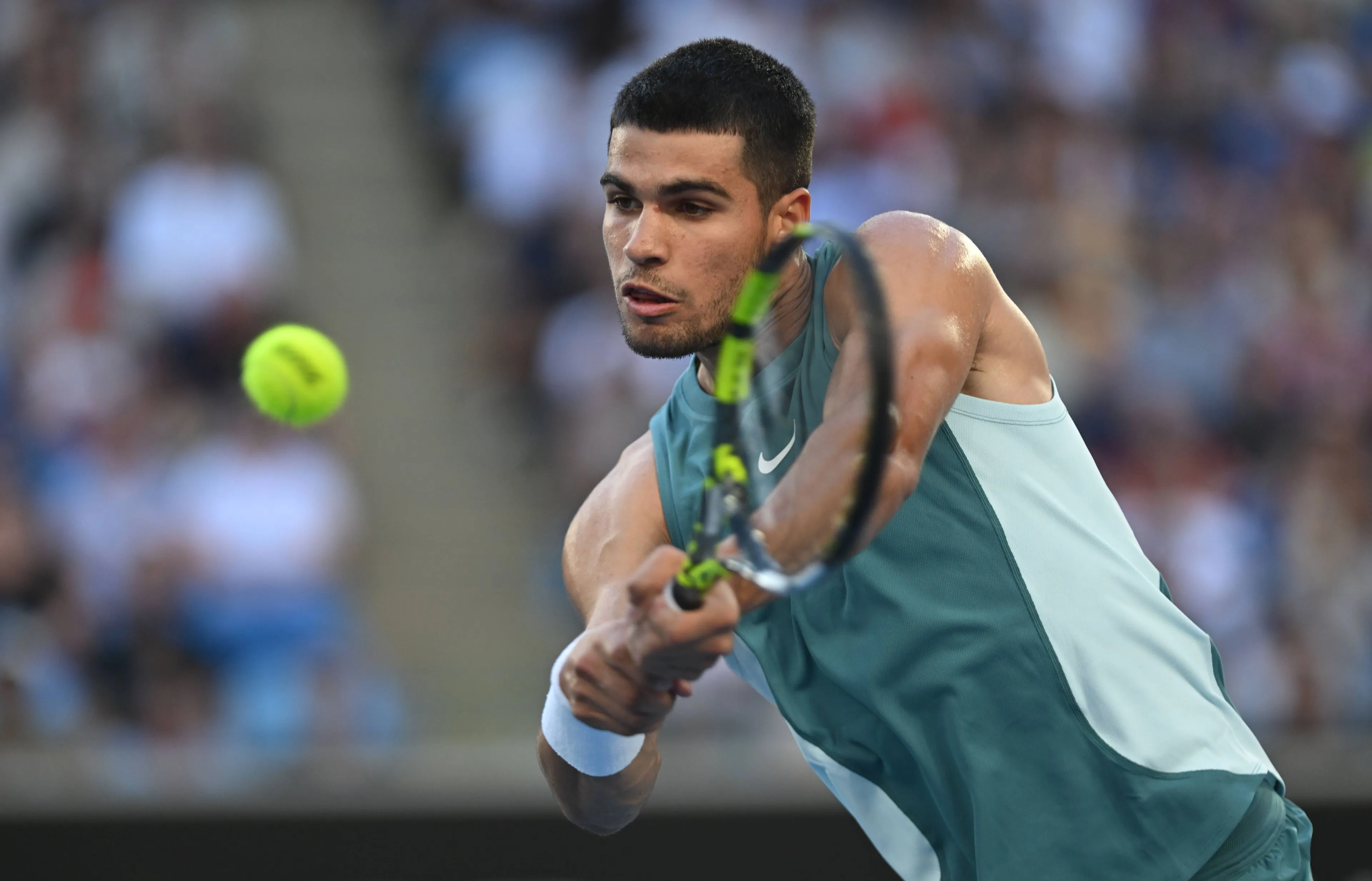 Ein kaiserlicher Carlos Alcaraz sorgt bei seinem Debüt bei den Australian Open 2025 für Angst und Schrecken