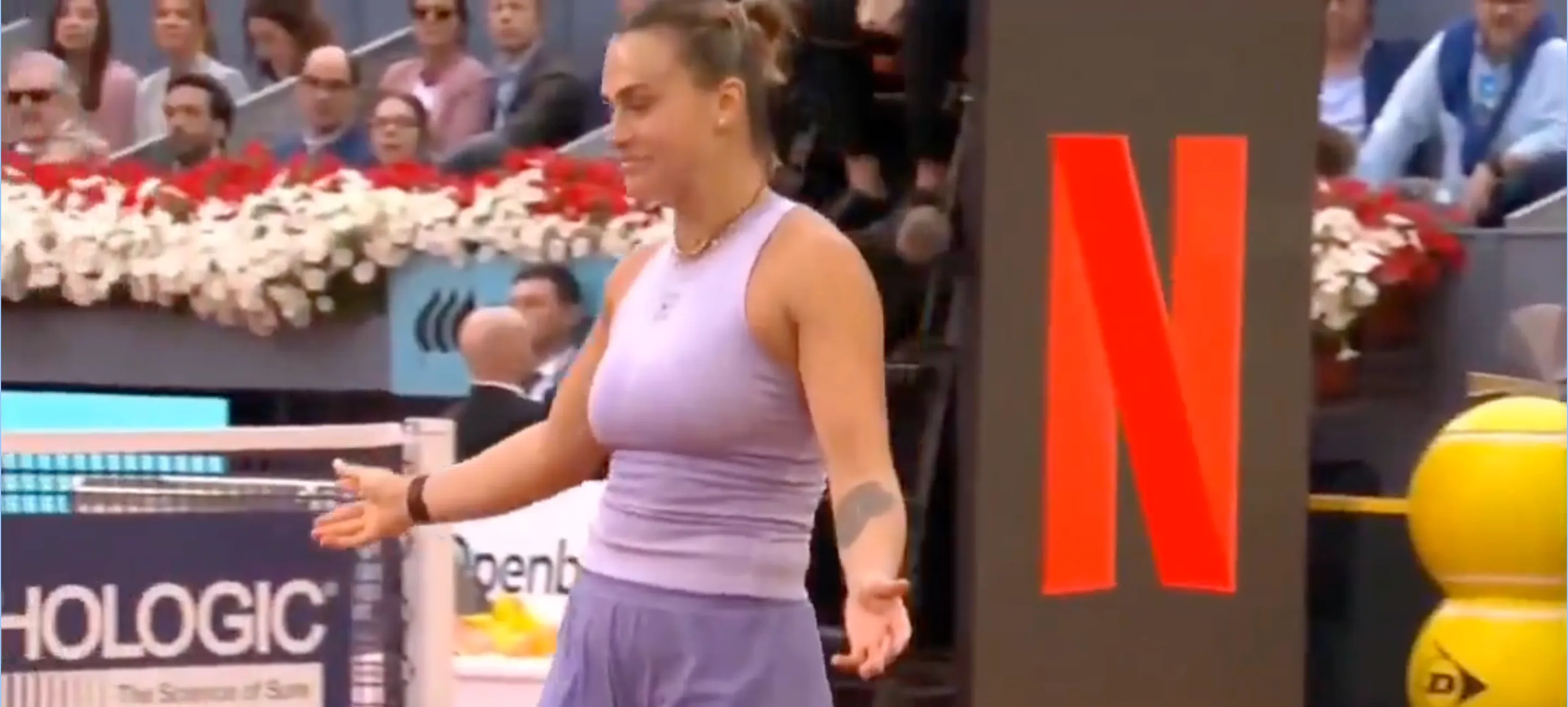 (VIDEO) Aryna Sabalenka runs to return...but doesn't have racquet during Madrid Open Final