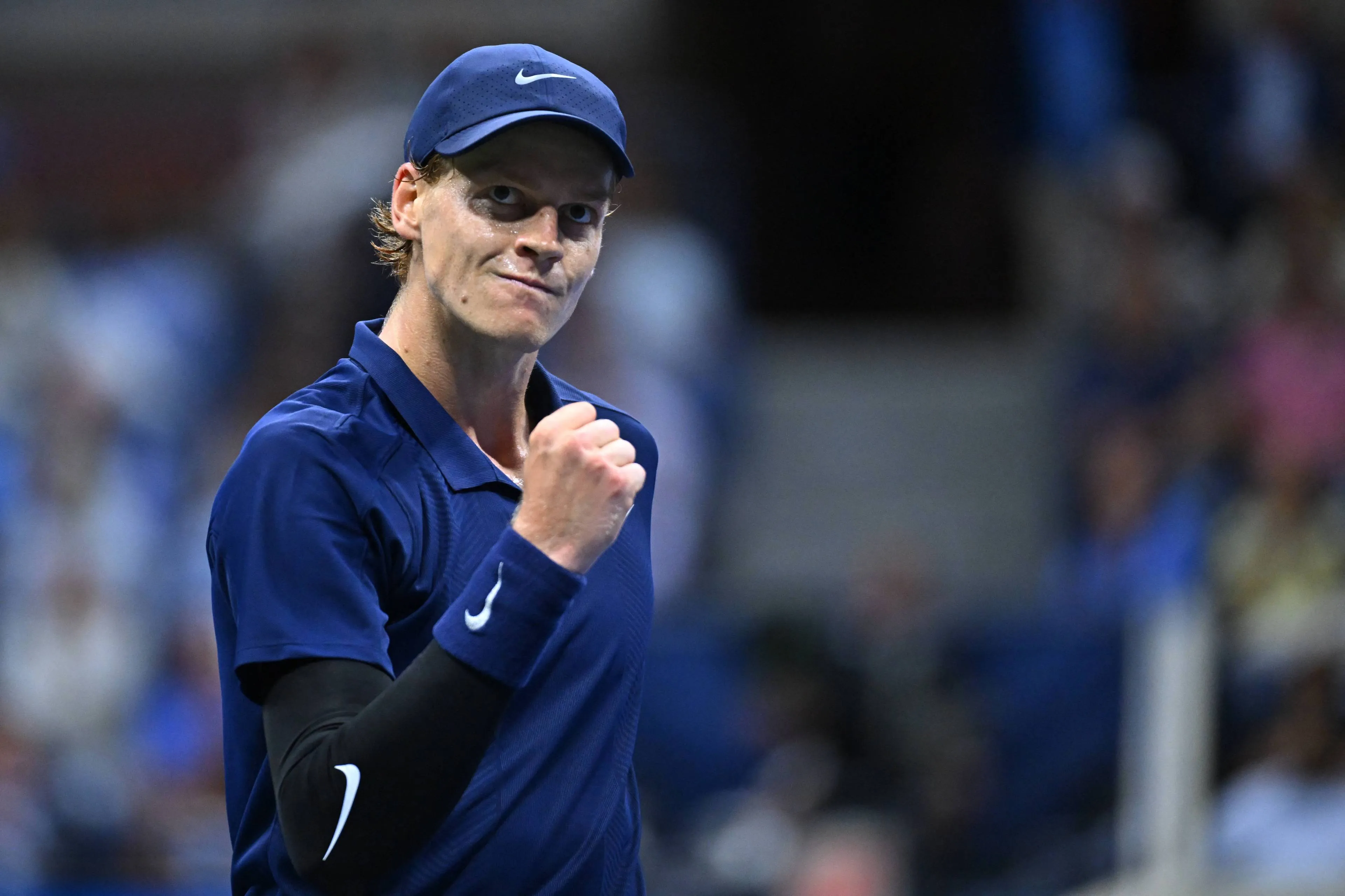 "Sou apenas um jogador" Jannik Sinner responde ás acusações de manipulação de jogos de Roger Federer para garantir finais de torneio com Carlos Alcaraz.