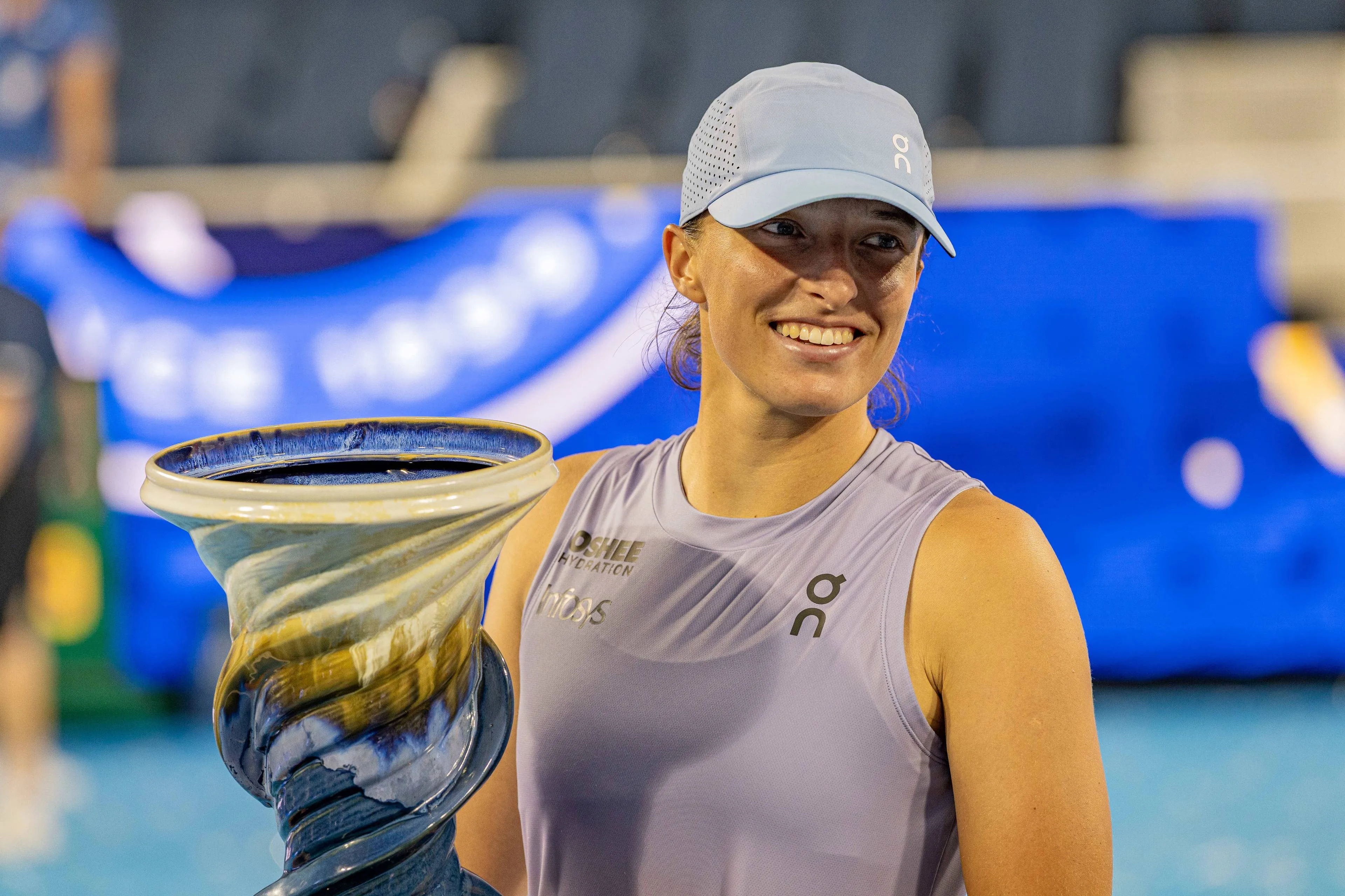 Swiatek mit der Cincinnati-Open-Trophäe