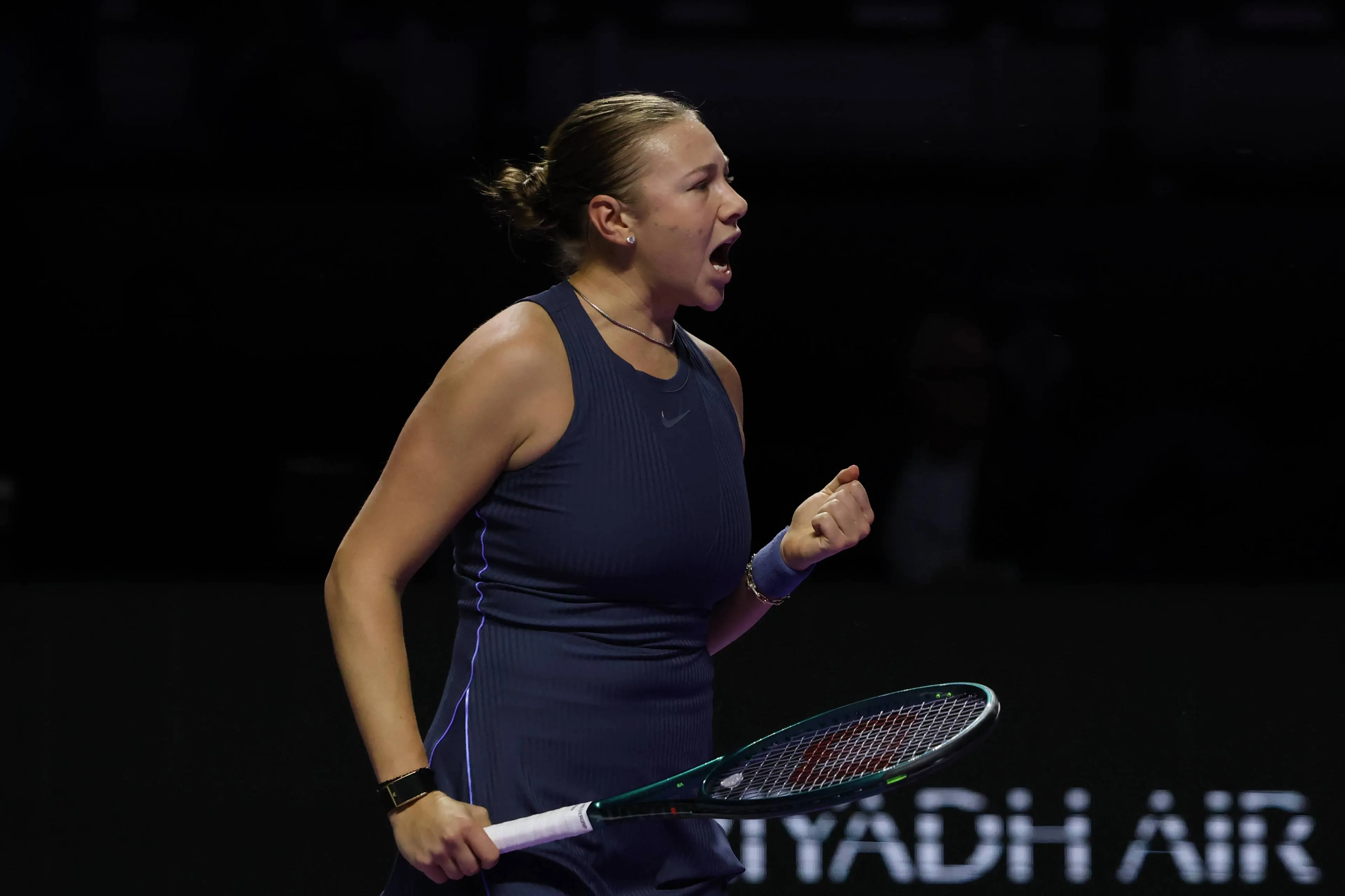 Amanda Anisimova fist pumping on court