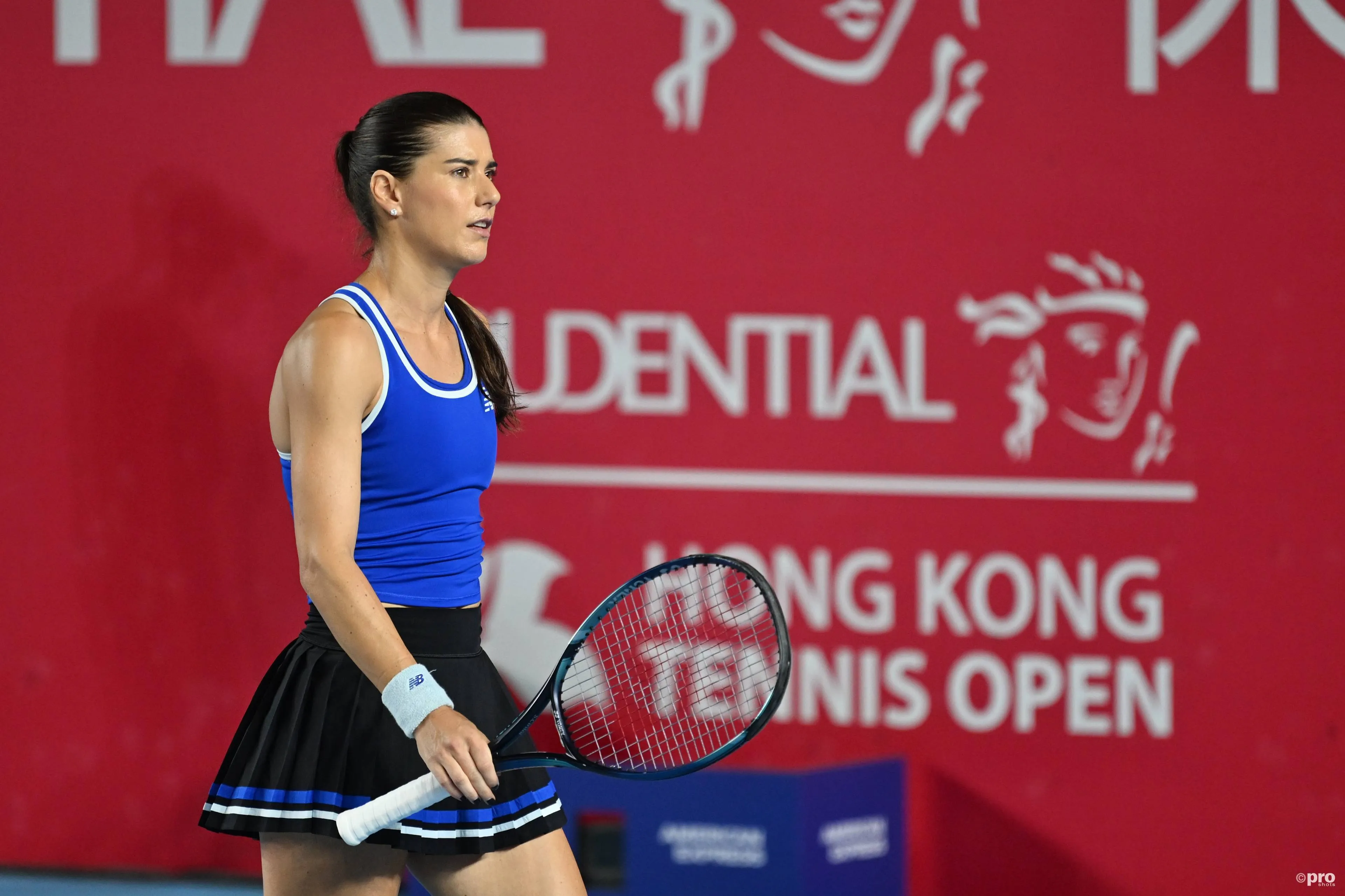 Sorana Cirstea changes ends in Hong Kong.