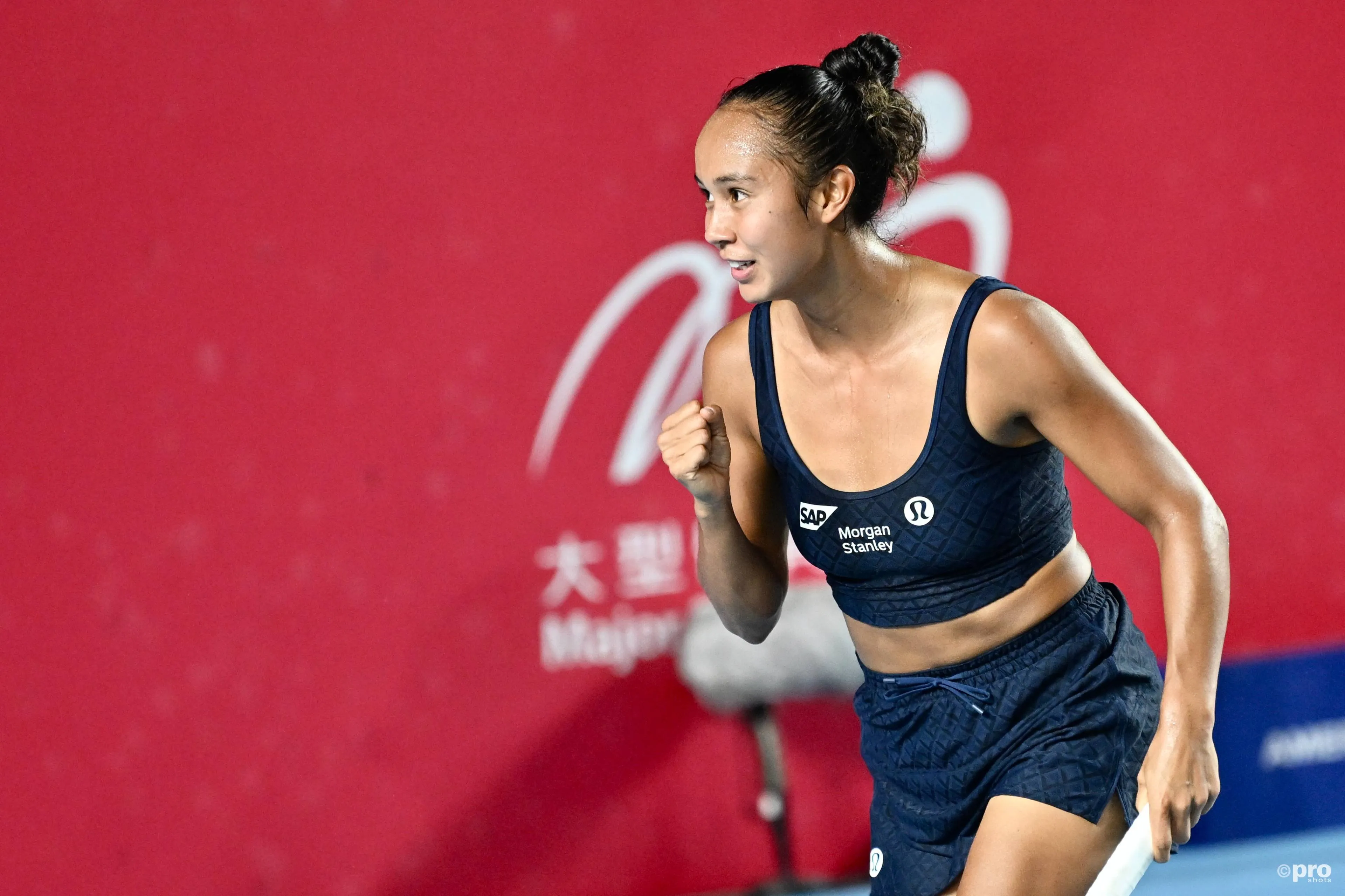 Leylah Fernandez on the run in Hong Kong
