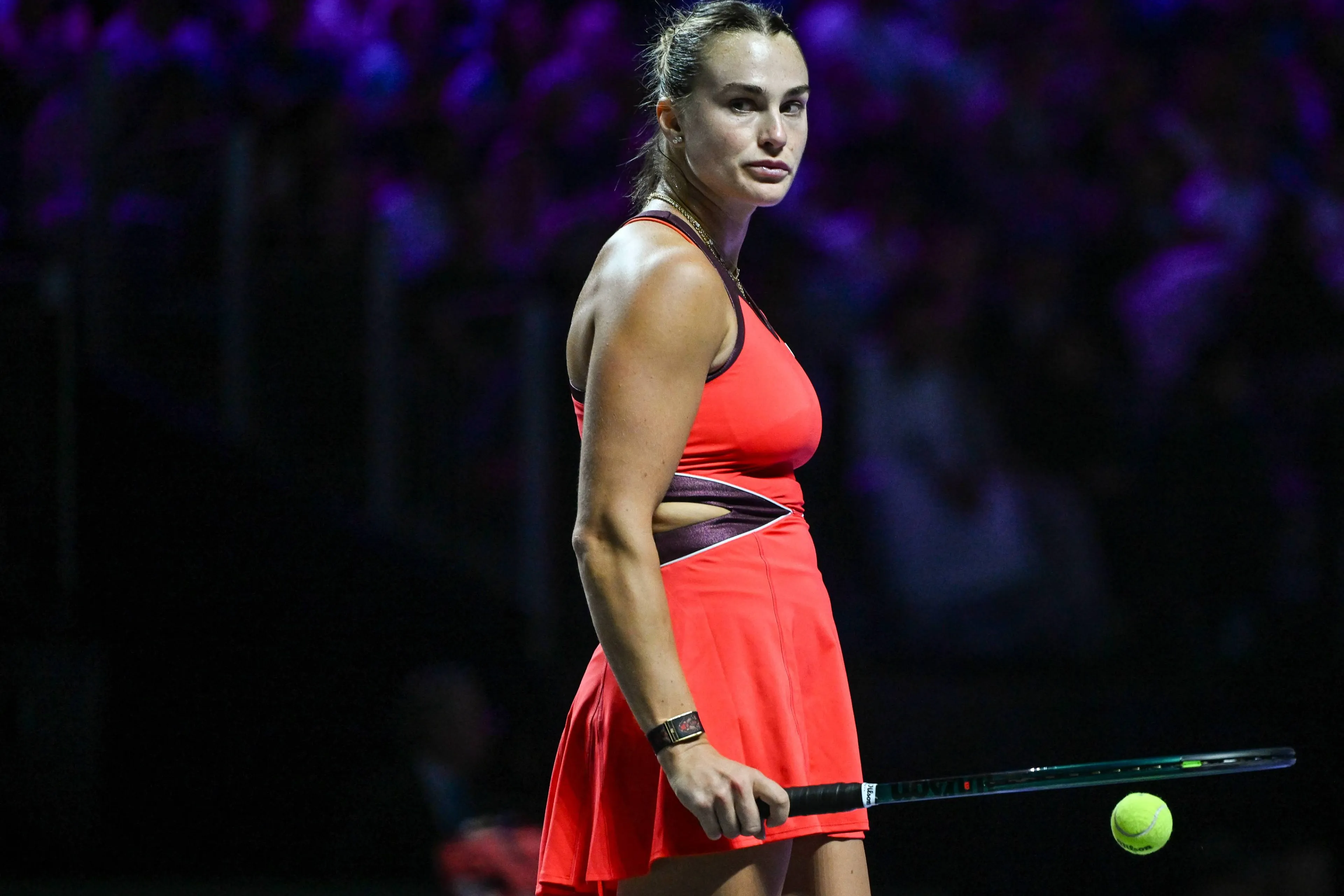 Aryna Sabalenka patiently waiting for play to resume at 2025 WTA Finals