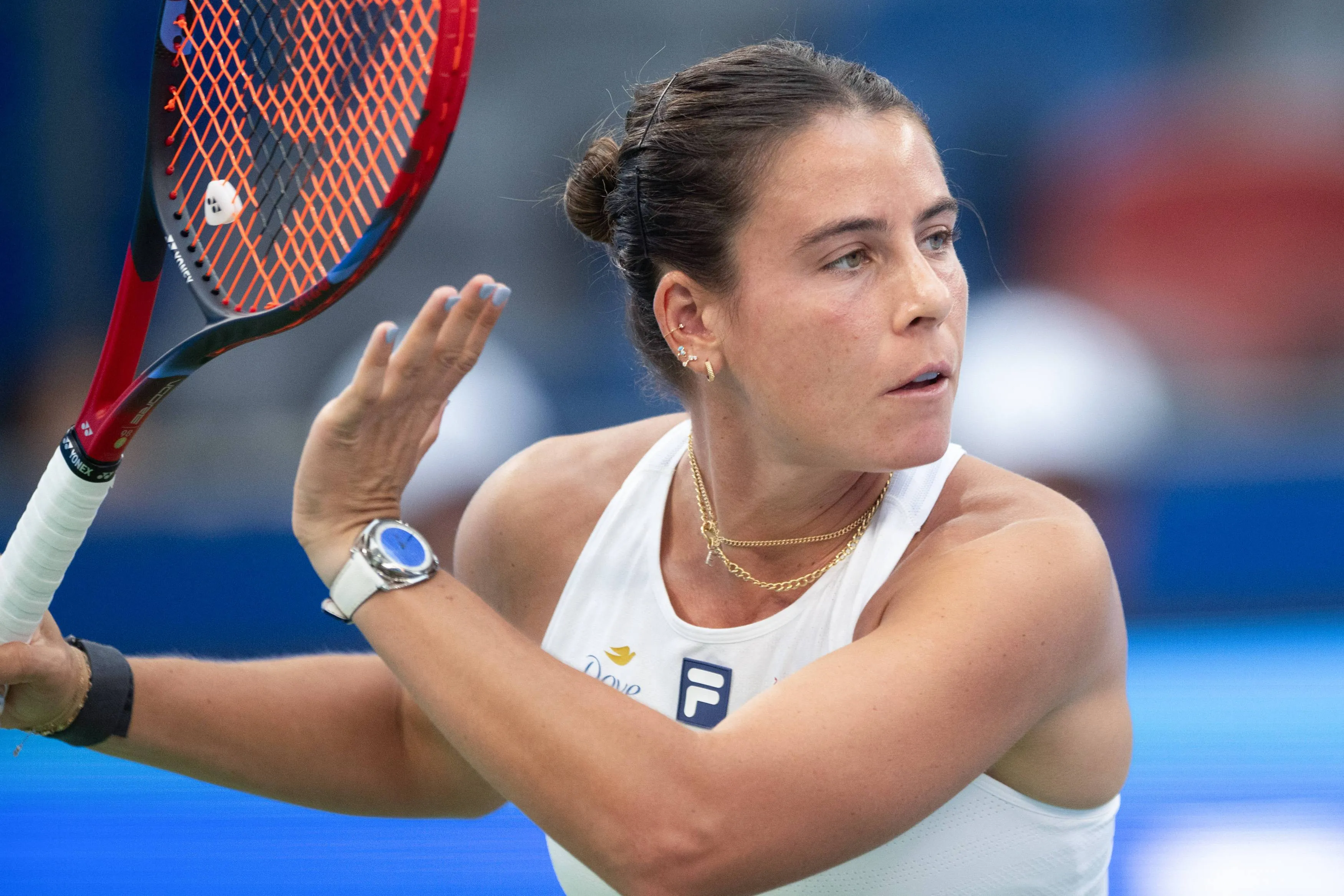 Emma Navarro lining up a forehand on court