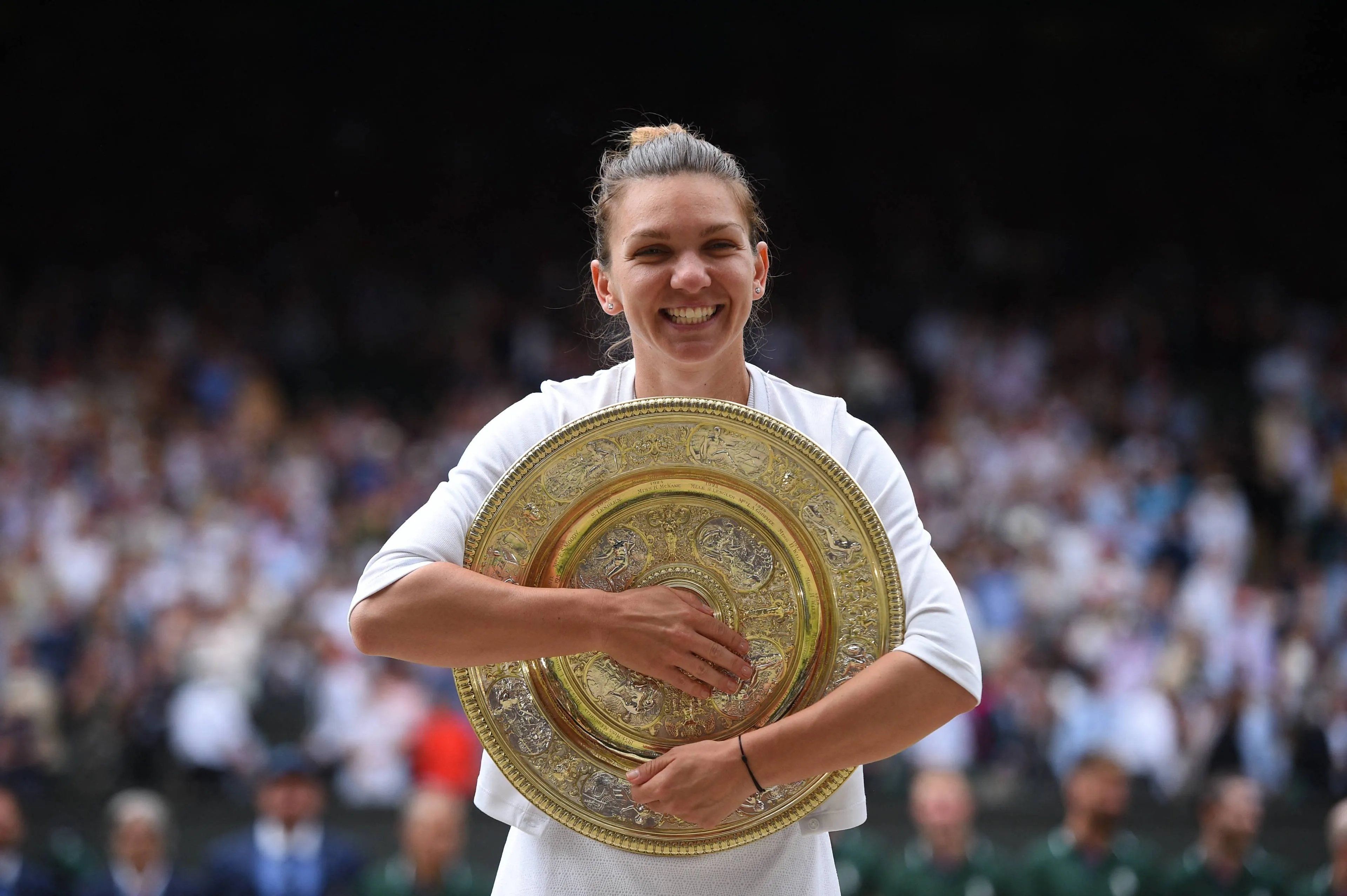 Simona Halep celebra su segundo título grande en Wimbledon 2019, tras vencer a Serena Williams 6-2, 6-2.