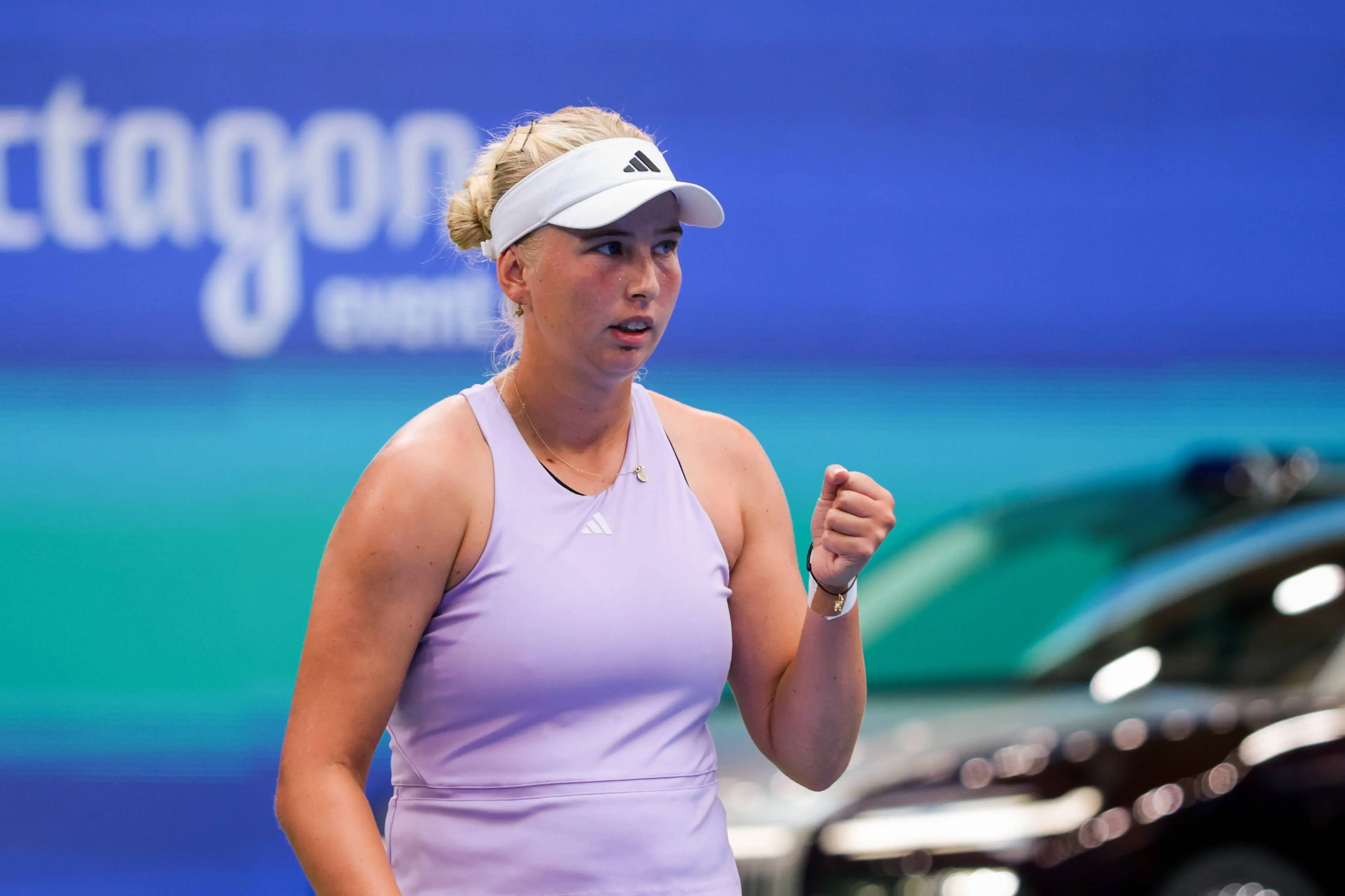 Clara Tauson concentrated on court