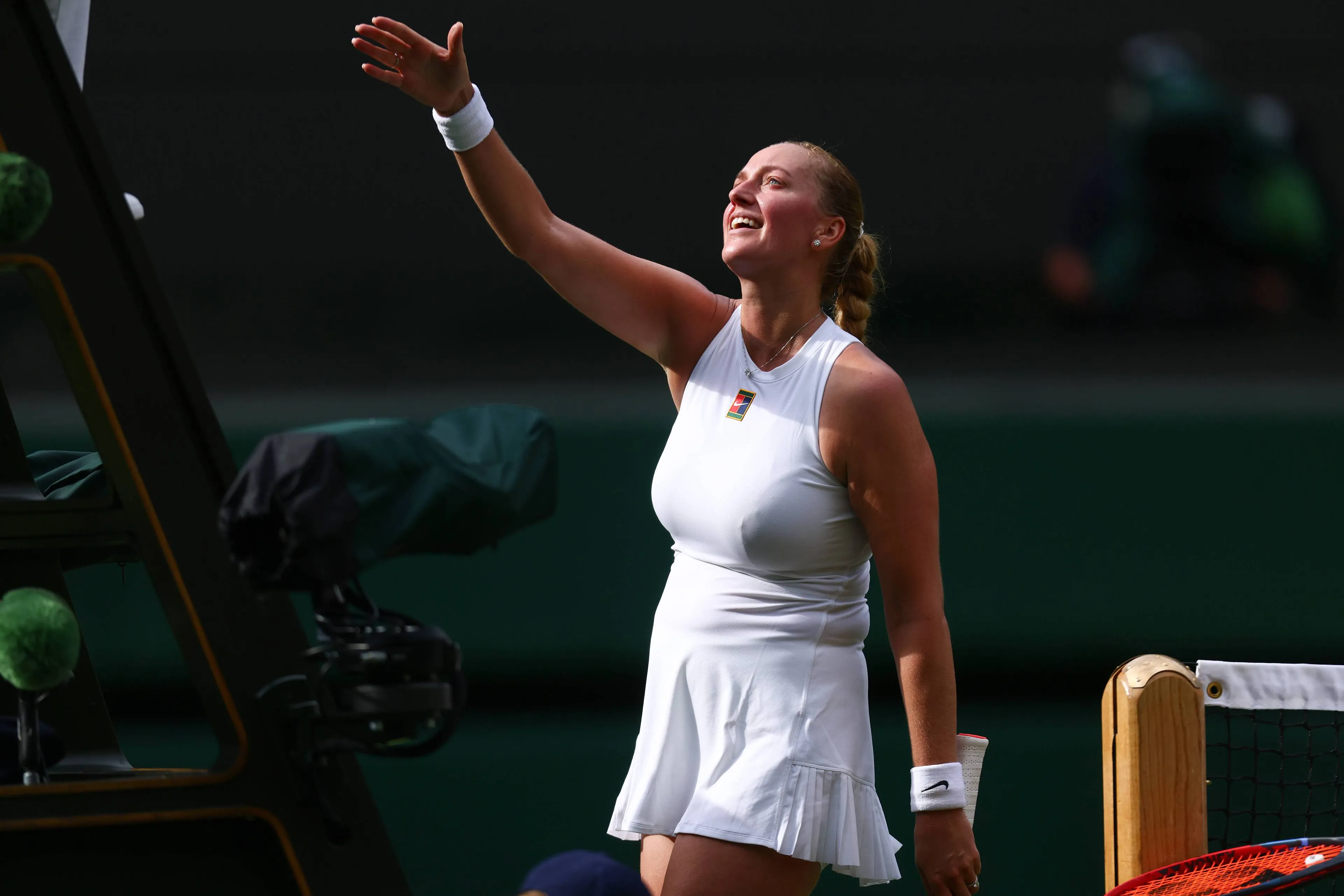 Petra Kvitova schüttelt der Stuhlschiedsrichterin nach ihrer Erstrundenniederlage in Wimbledon 2025 die Hand