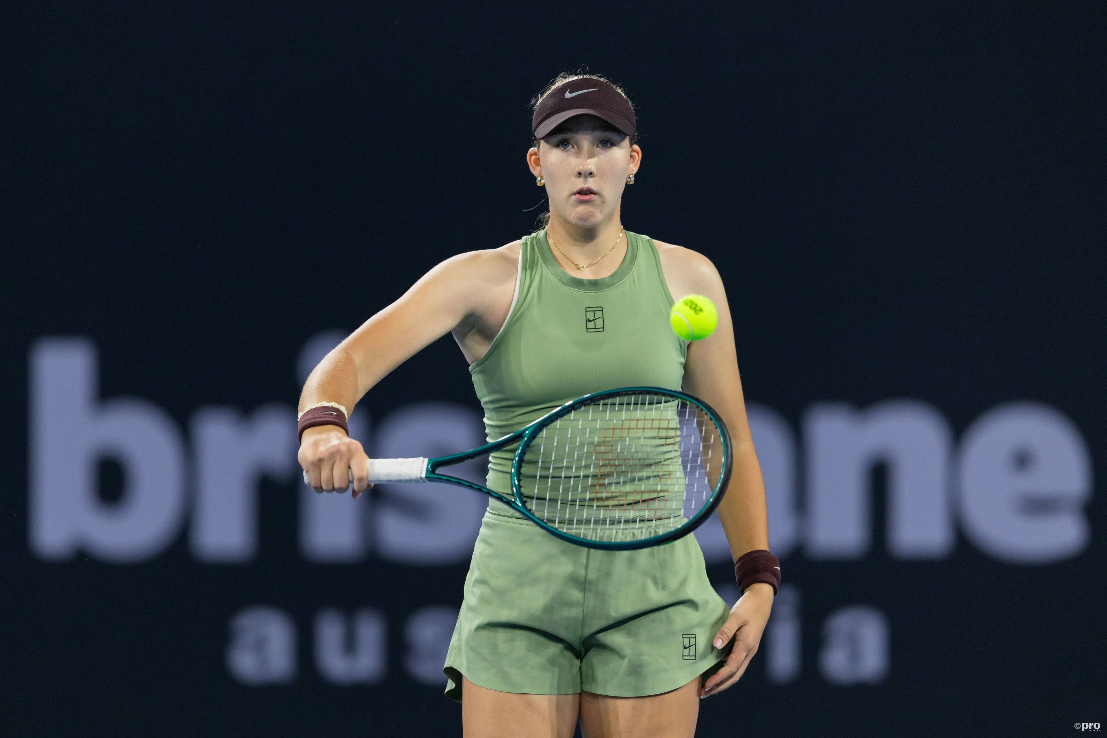 Mirra Andreeva receives ball