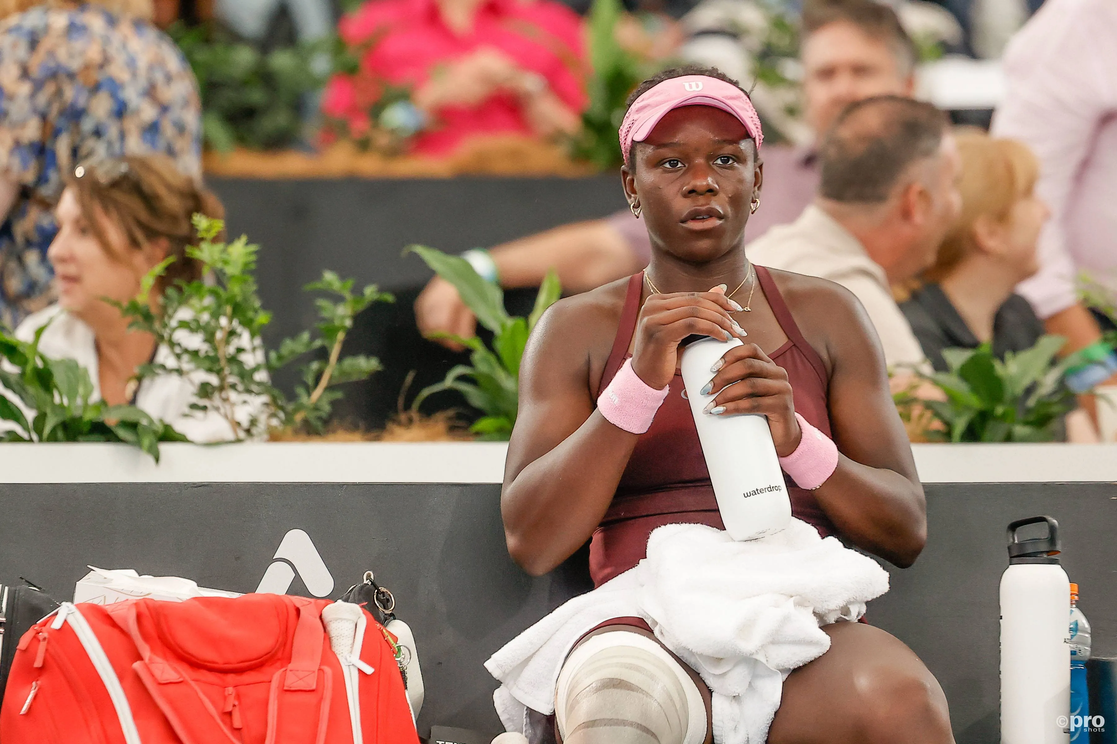 Victoria Mboko trinkt Wasser.