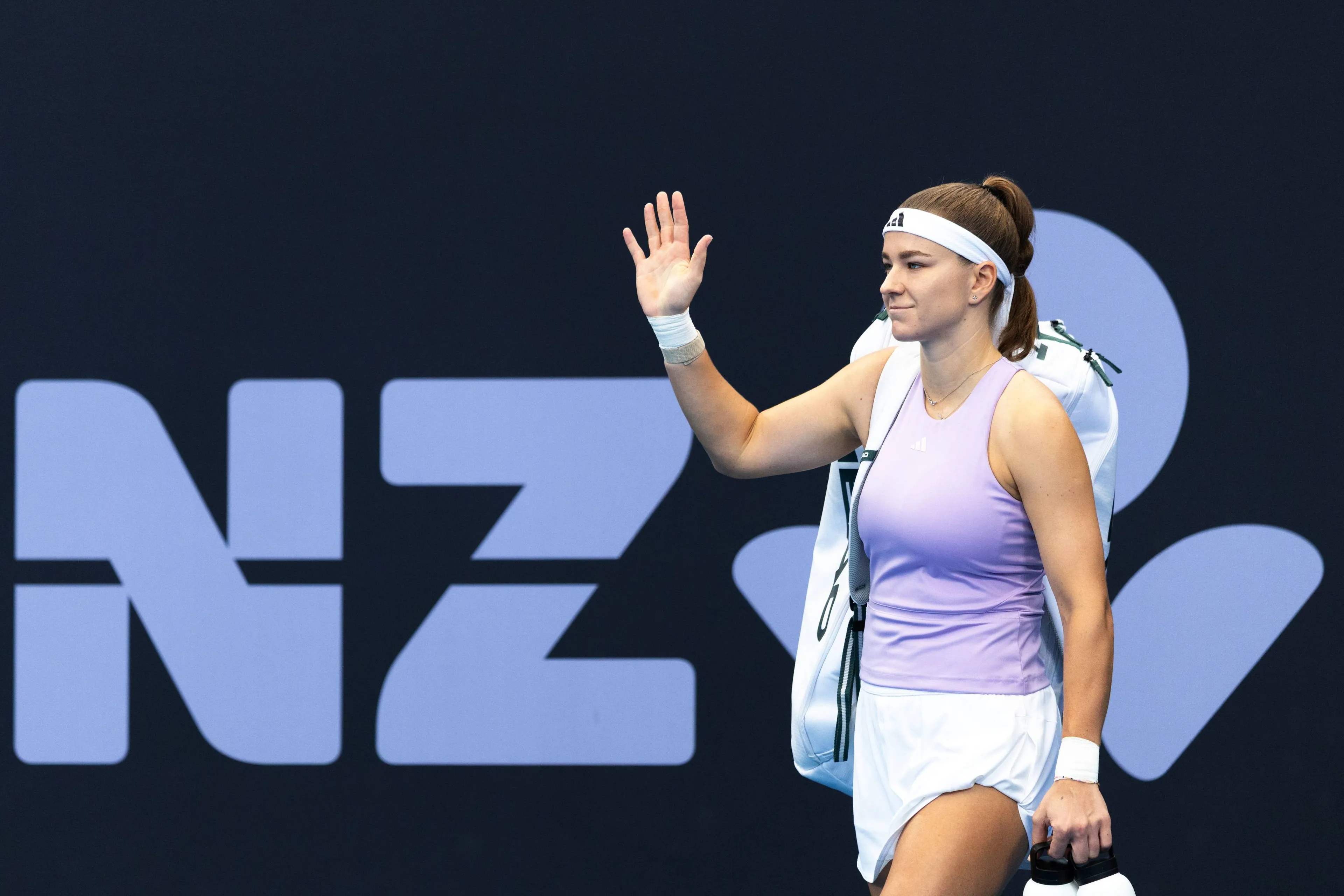 Karolina Muchova waves