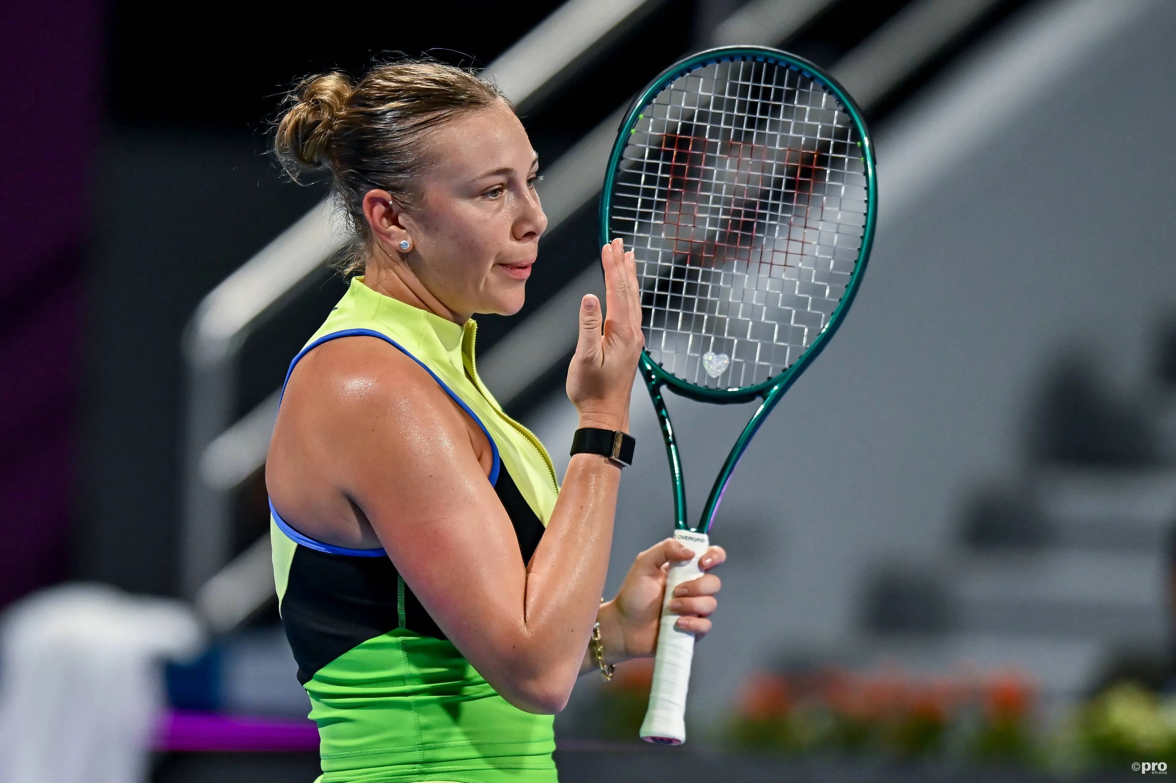 Amanda Anisimova blows fingers.