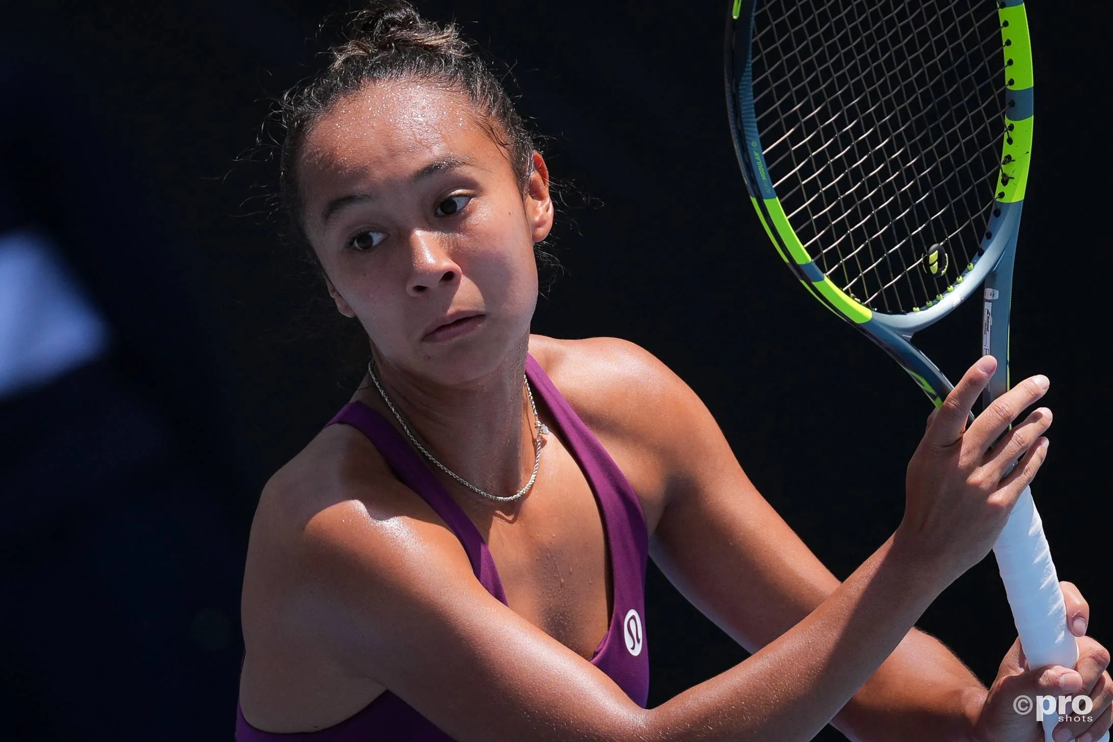 Leylah Fernandez readies backhand.