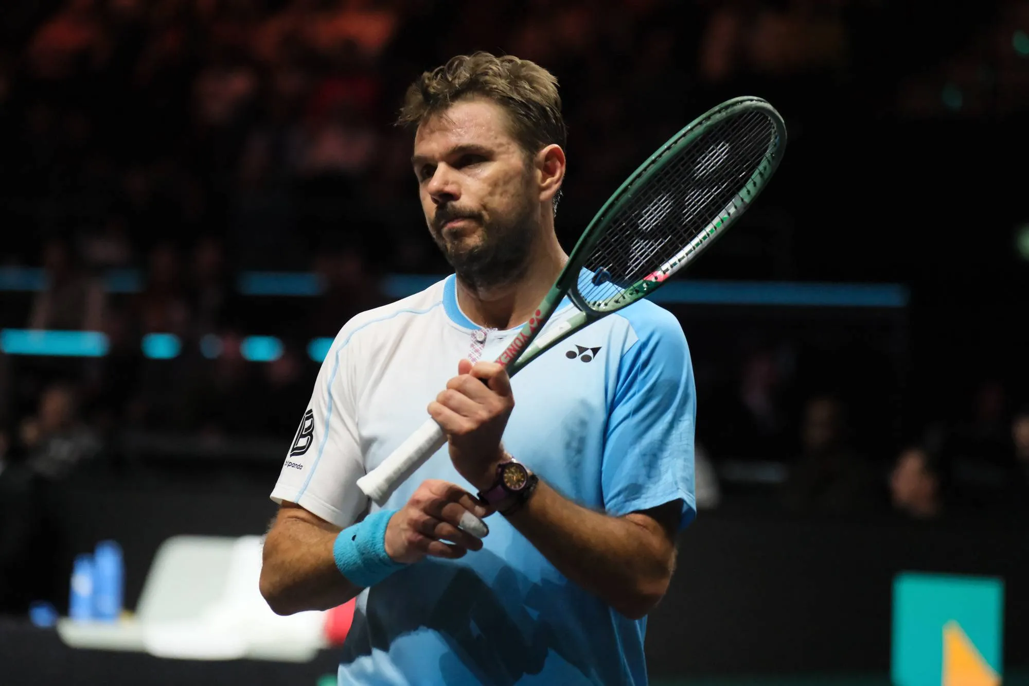 Stan Wawrinka holds racquet.