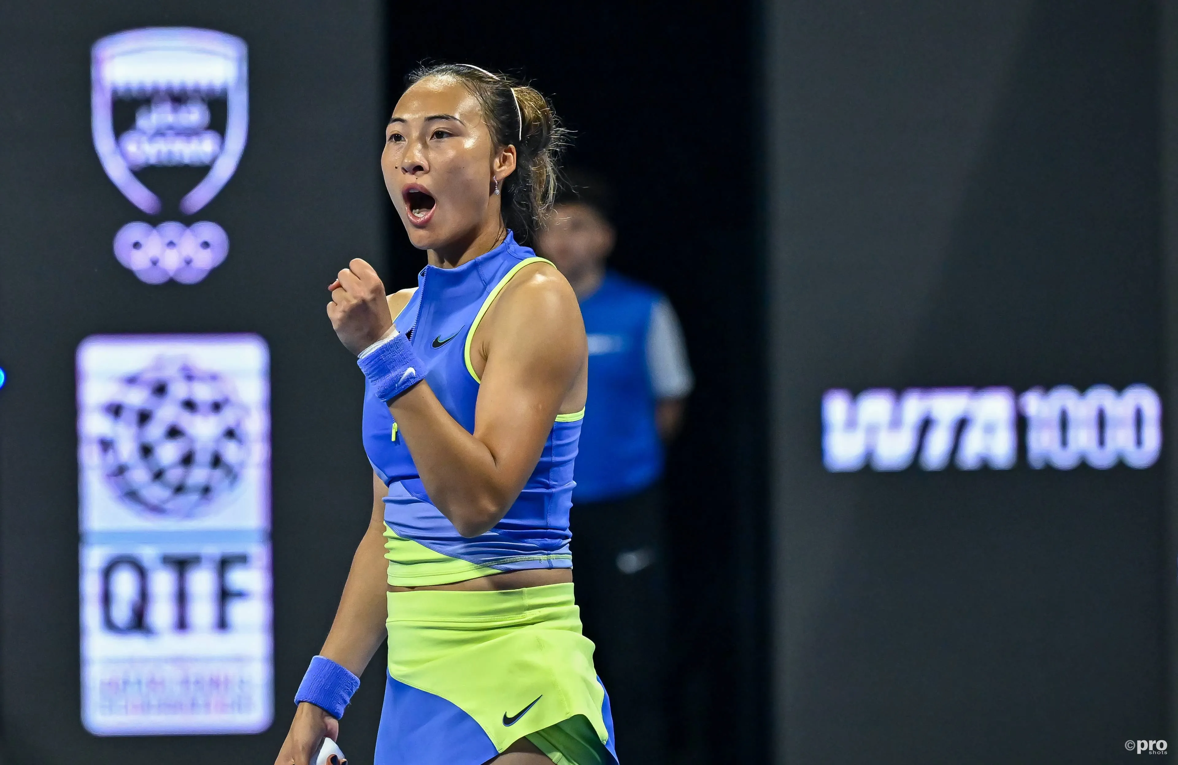 Zheng Qinwen fist bump