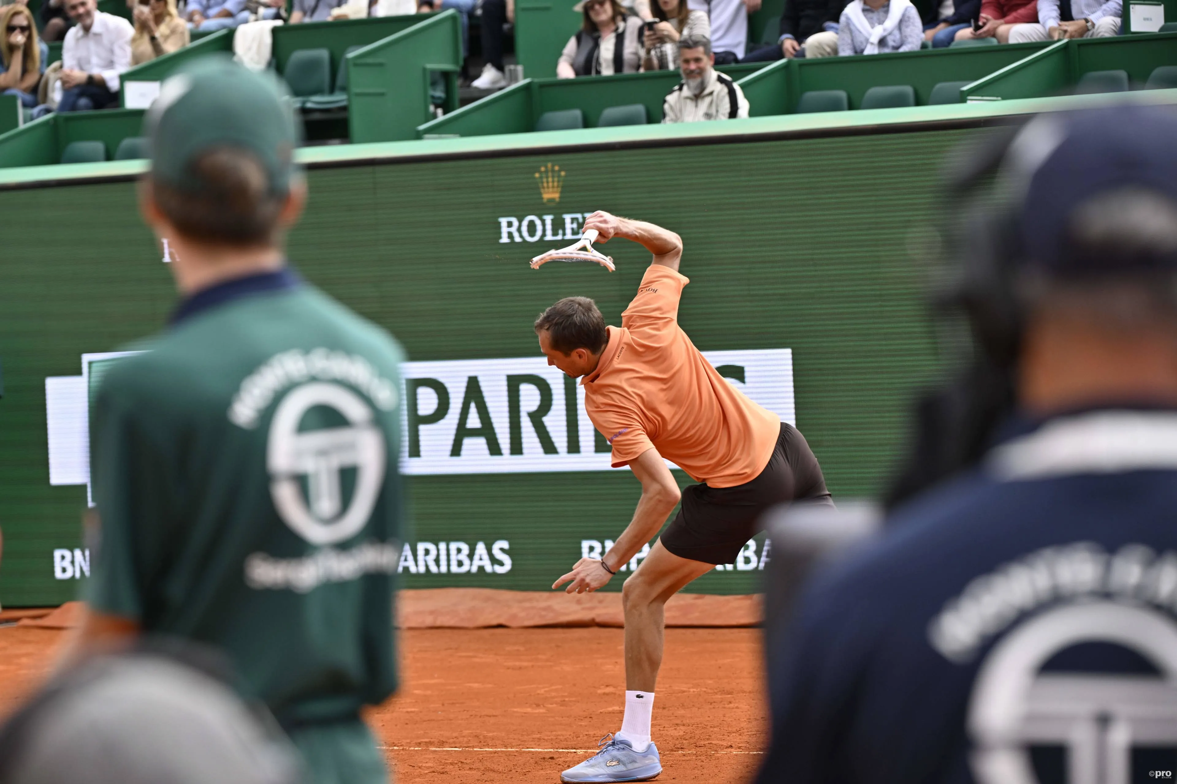 daniil-medvedev-raquet-smash-rolex-monte-carlo-masters-2026