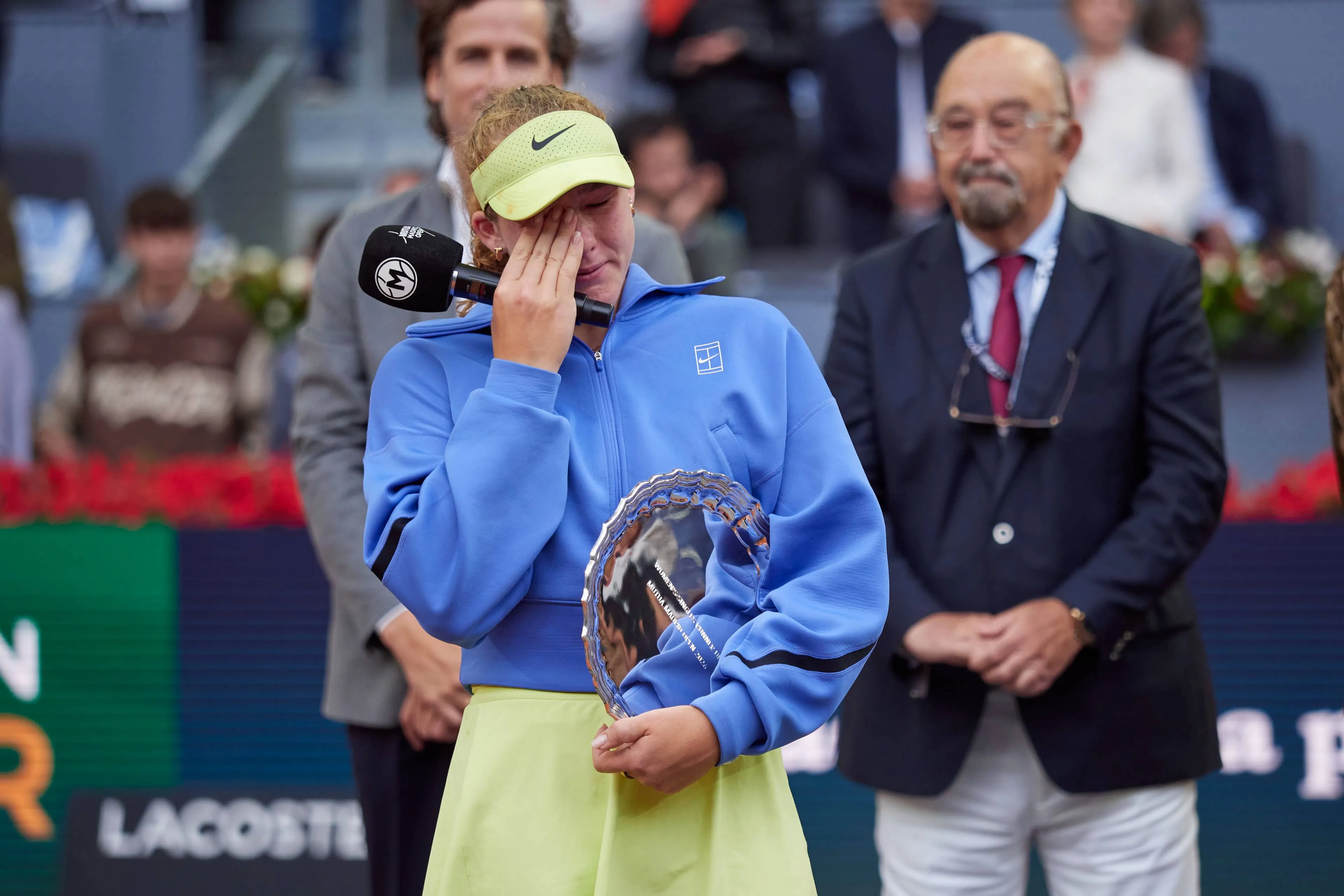 mirra-andreeva-madrid-open-trophy-2026