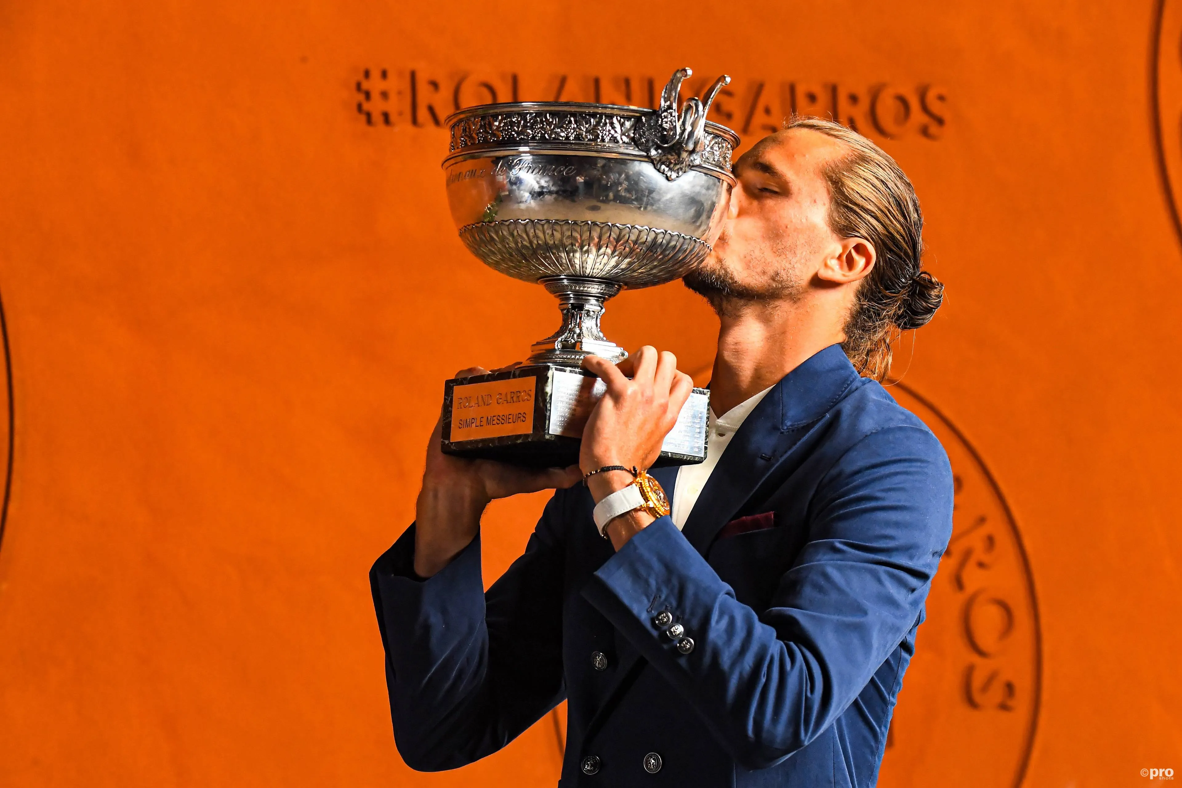 alexander-zverev-roland-garros-trophy