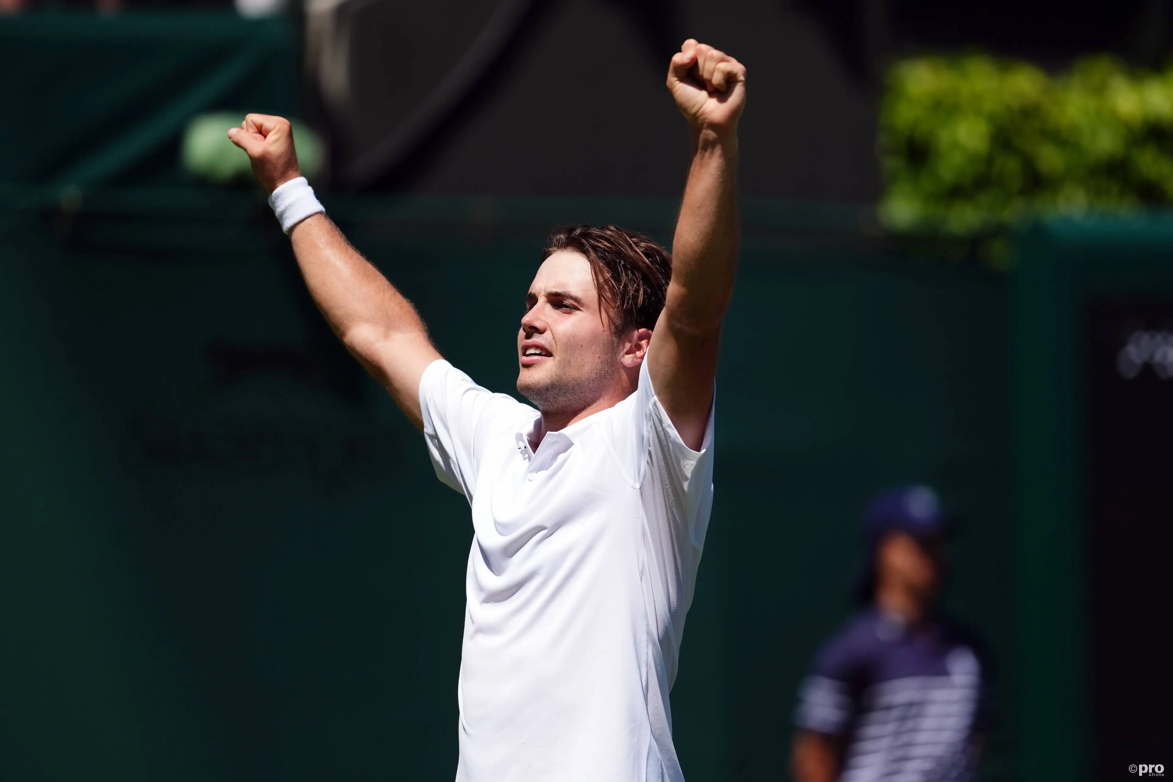 Fery raises arms.