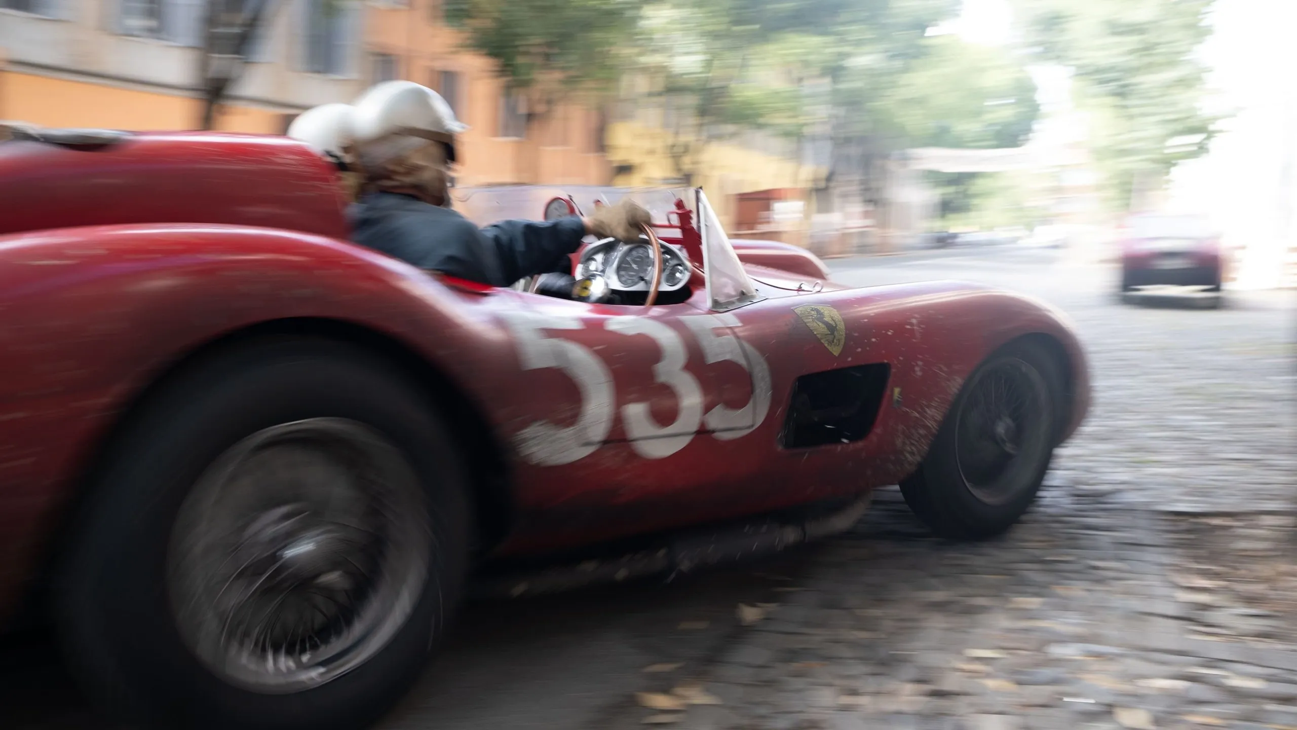 Recensie: 'Ferrari' - Sexy bolides, chique pakken en Italiaanse intriges