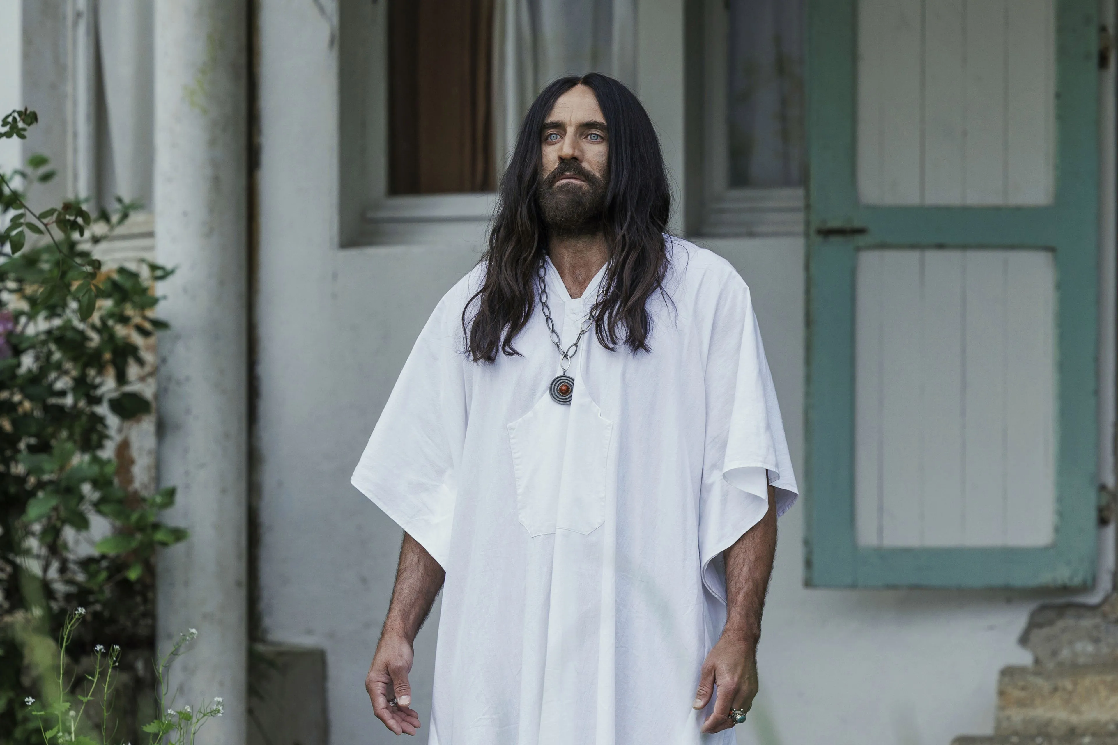 Netflix deelt nieuwe trailer van waargebeurde thrillerserie over mysterieuze Franse sekte