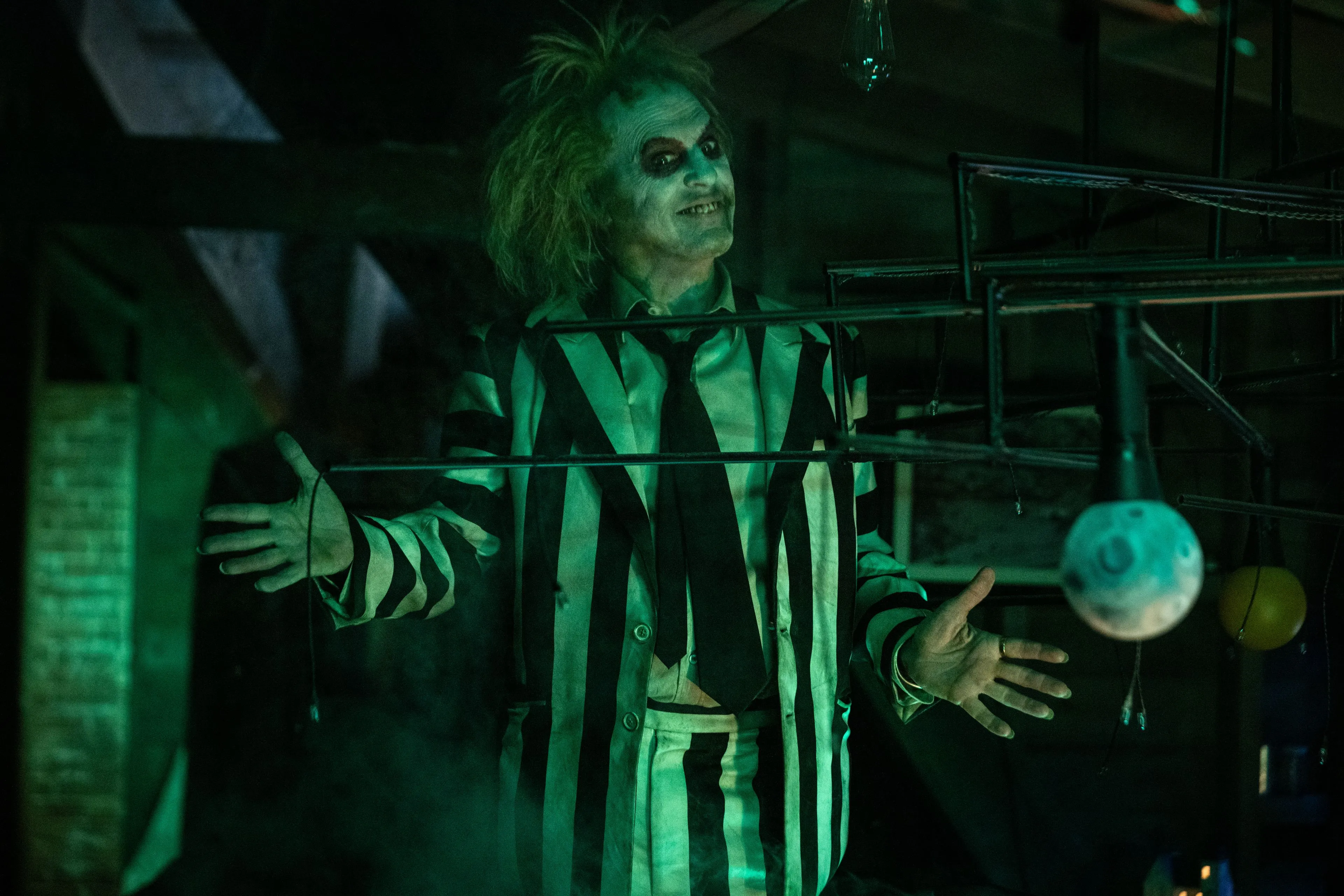 Michael Keaton en Jenna Ortega schitteren in eerste trailer van 'Beetlejuice, Beetlejuice'