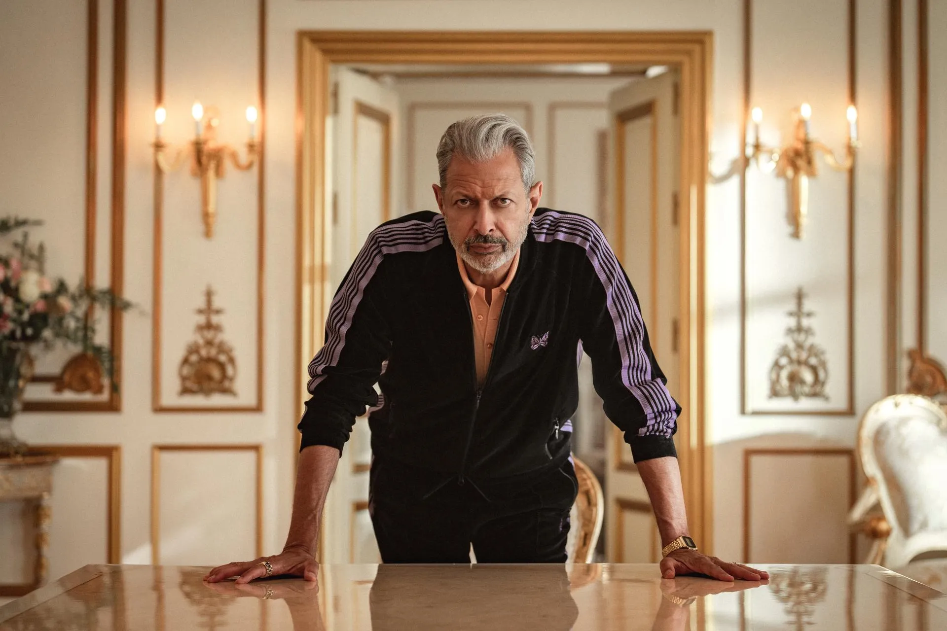 Jeff Goldblum schittert als Zeus in eerste teaser van nieuwe Netflix-serie 'KAOS'