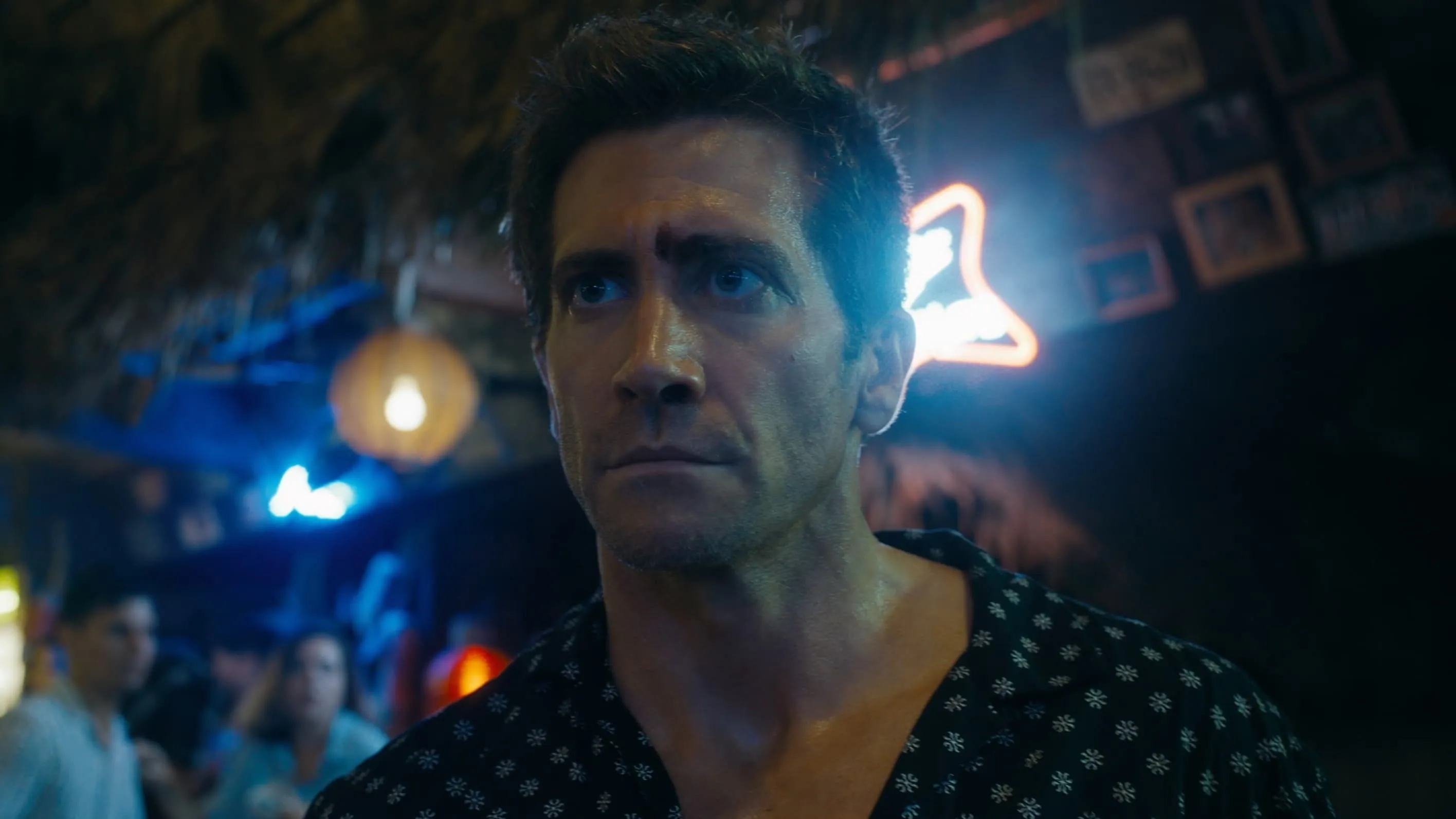 Jake Gyllenhaal en Conor McGregor breken de tent af in de nieuwe actiefilm 'Road House'