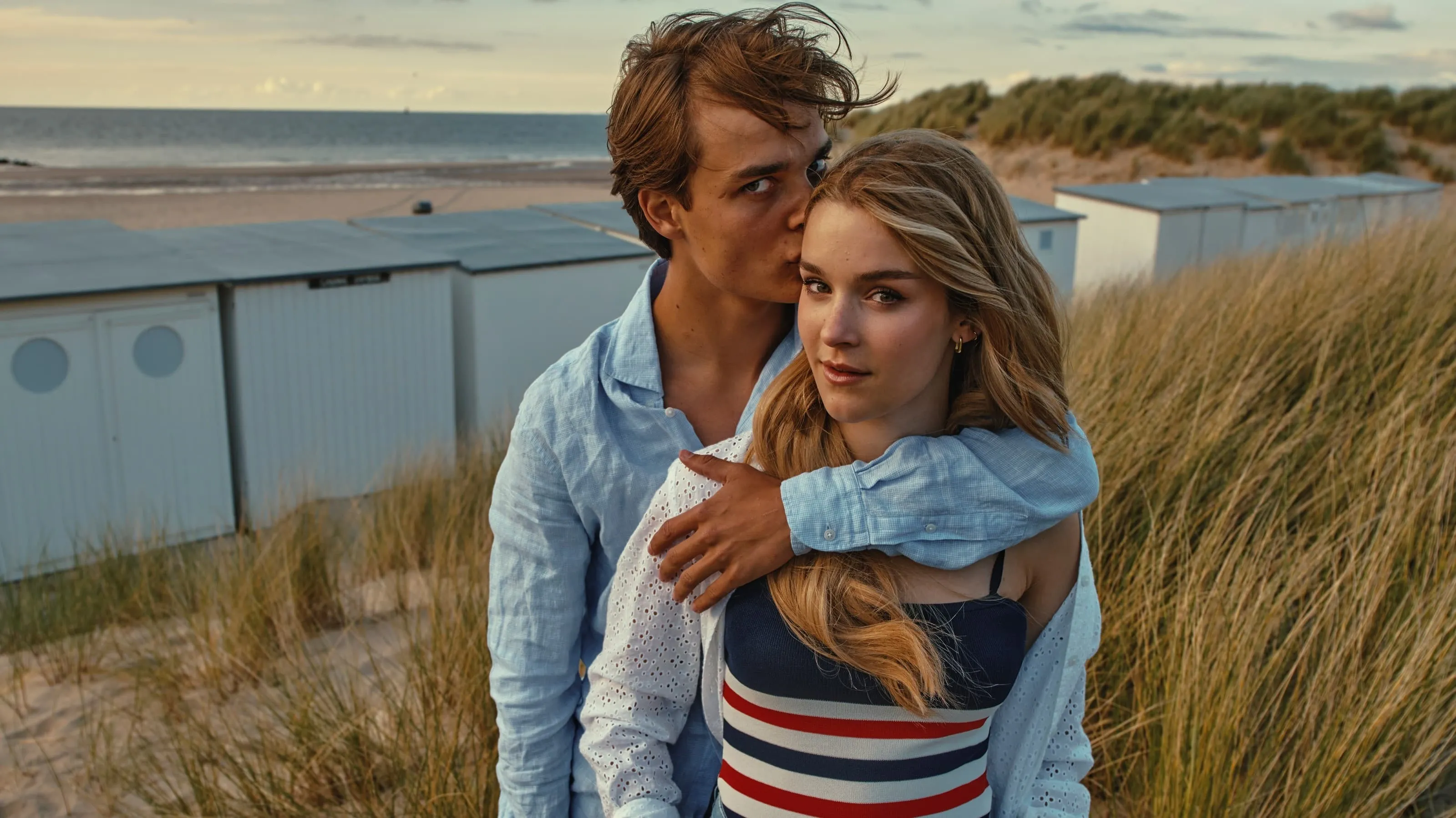 Razend populaire Vlaamse Netflix-serie 'Knokke Off' krijgt officieel een tweede seizoen