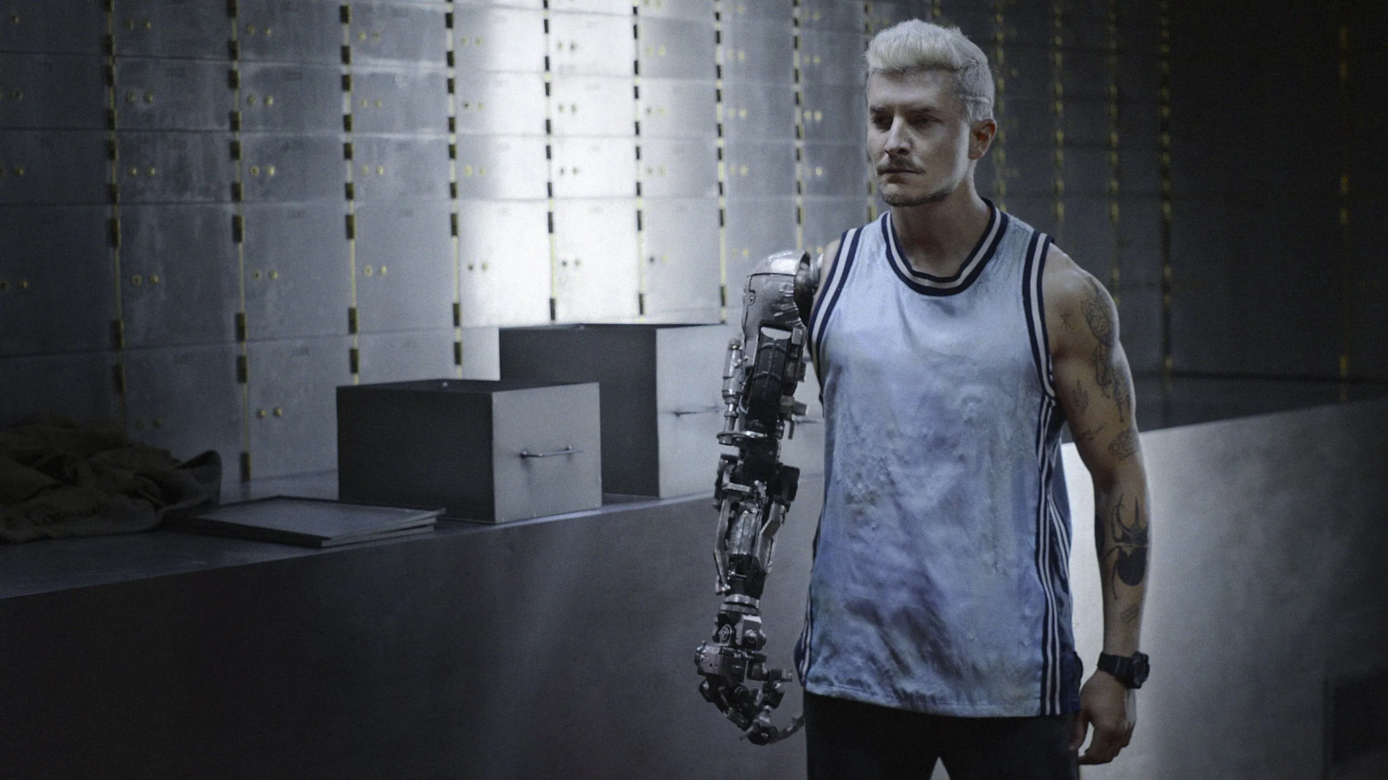 Netflix deelt eerste officiële beelden van nieuwe dystopische thriller 'Bionic'