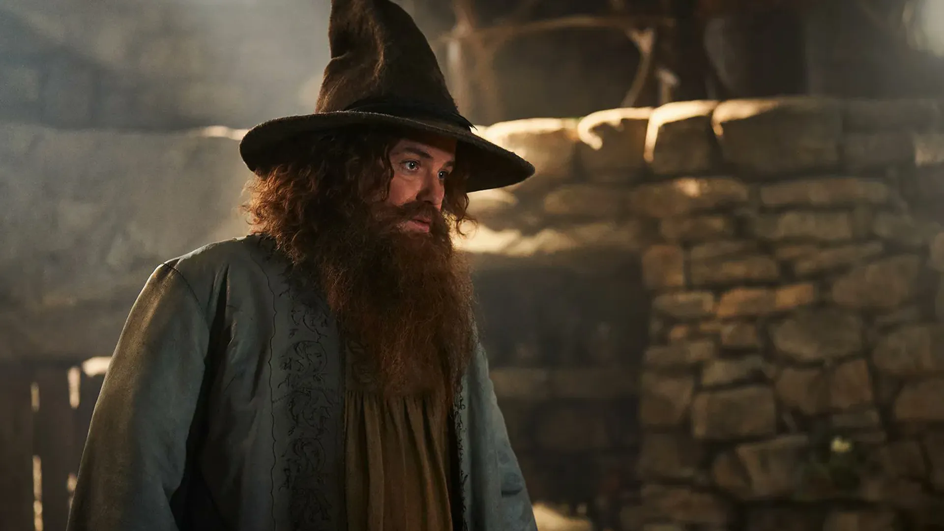 Rory Kinnear maakt opwachting als Tom Bombadil in tweede seizoen van 'The Rings of Power'