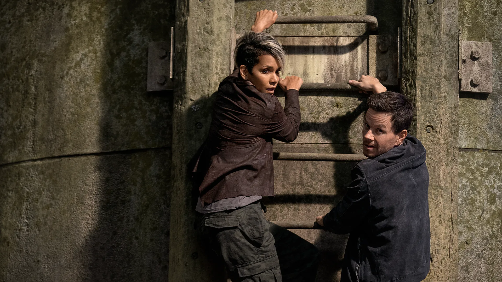 Halle Berry rekruteert Mark Wahlberg voor gevaarlijke spionagemissie in trailer van 'The Union'