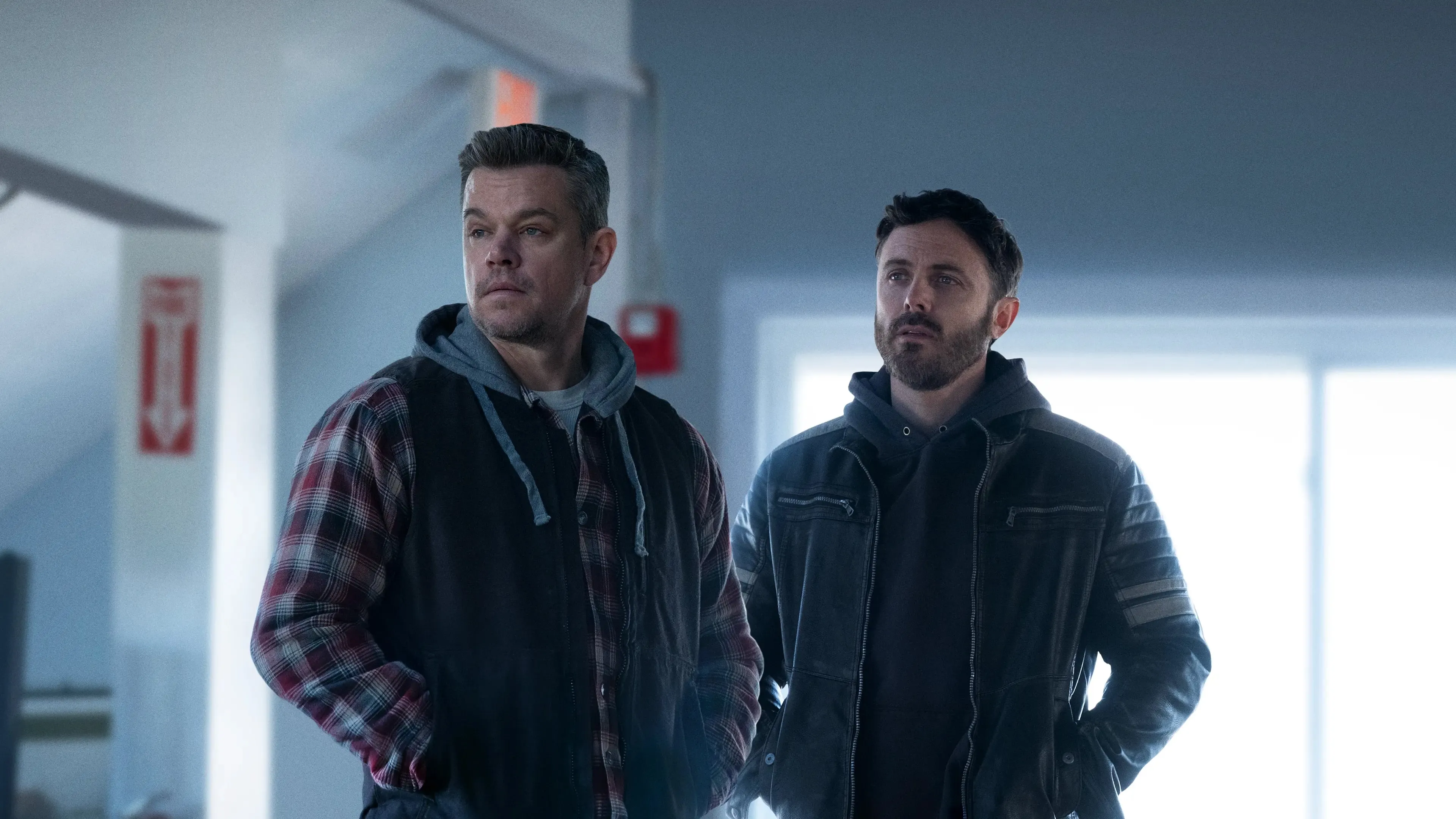 Matt Damon en Casey Affleck beroven een corrupte politicus in de trailer van 'The Instigators'