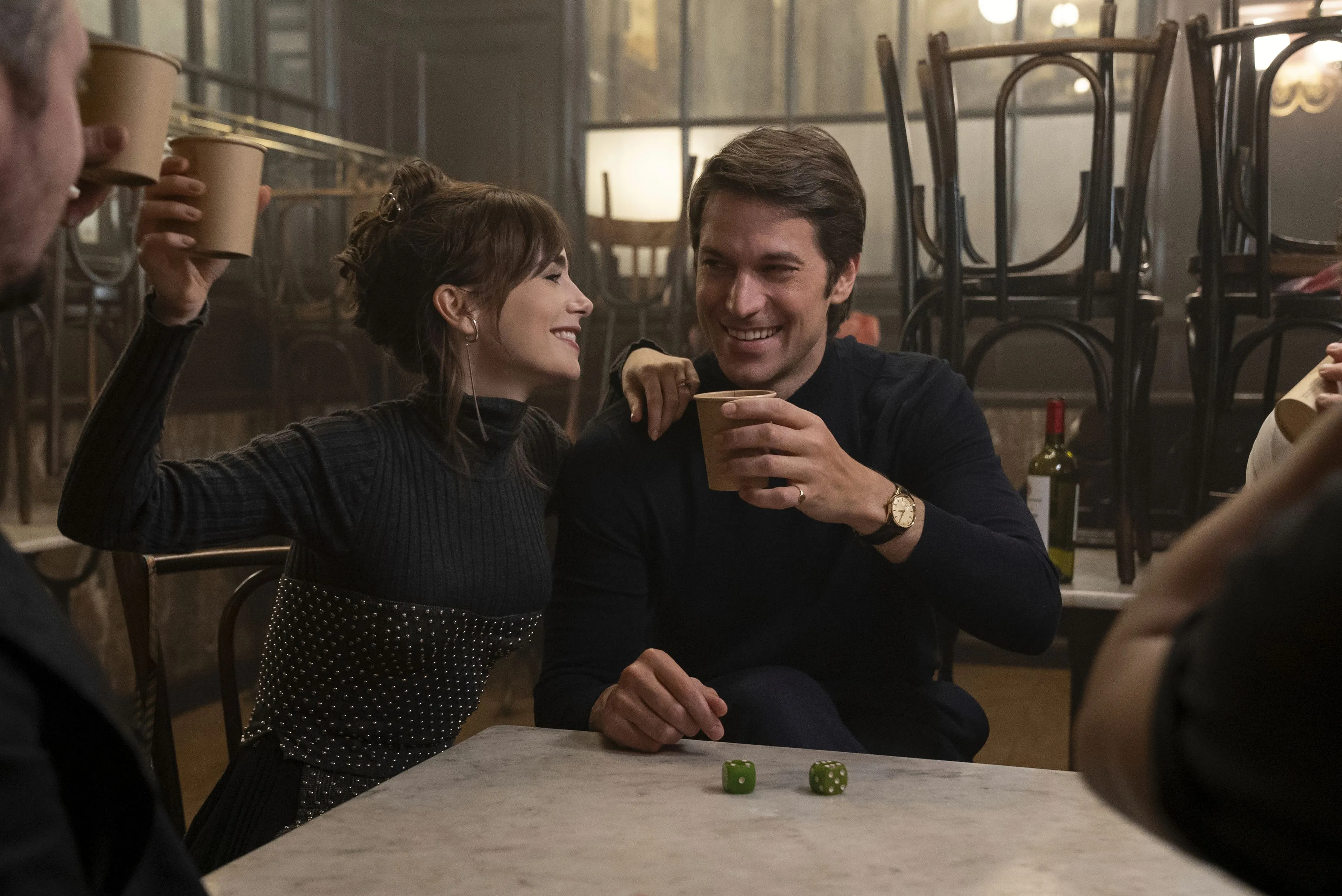 Netflix deelt eerste officiële beelden van aankomend seizoen van 'Emily in Paris'