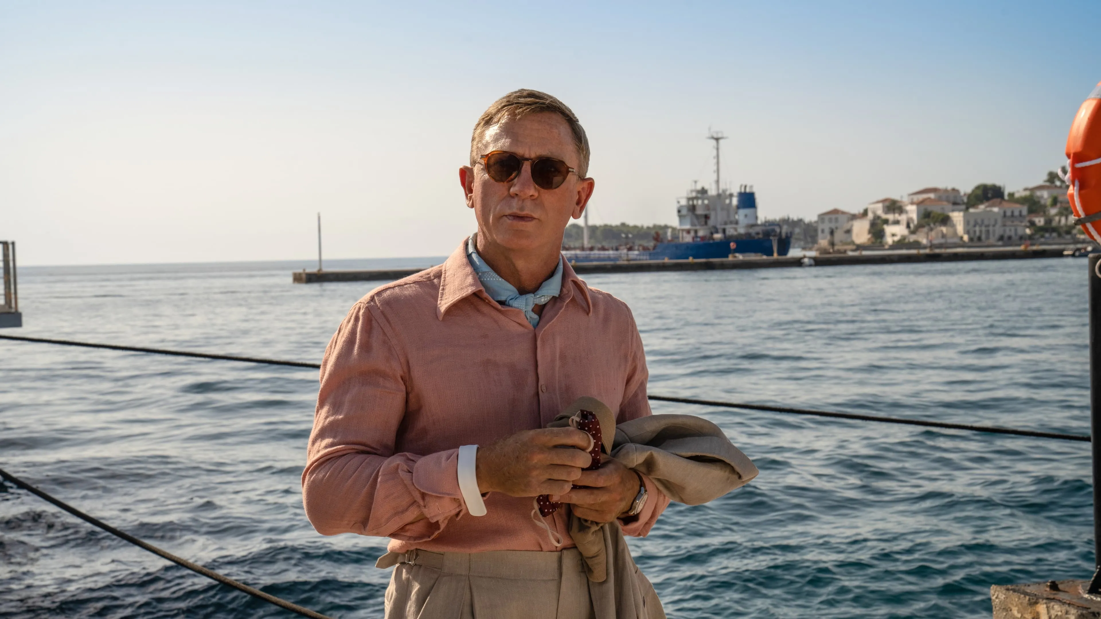 Eerste beelden van nieuwe Knives Out-film tonen een ruige detective Benoit Blanc