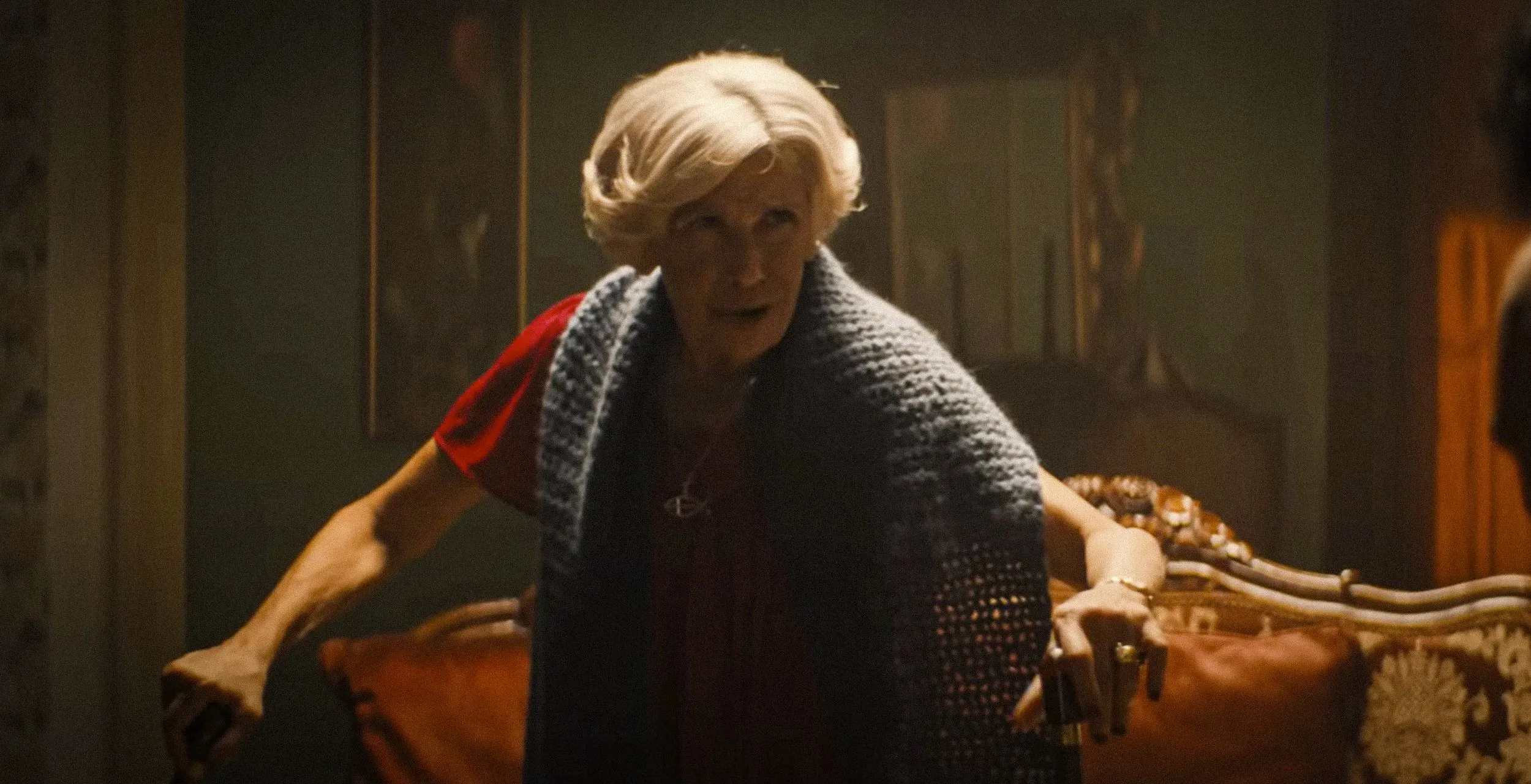 Kathryn Hunter is een doorgedraaide duivelse schoonmoeder in de trailer van 'The Front Room'