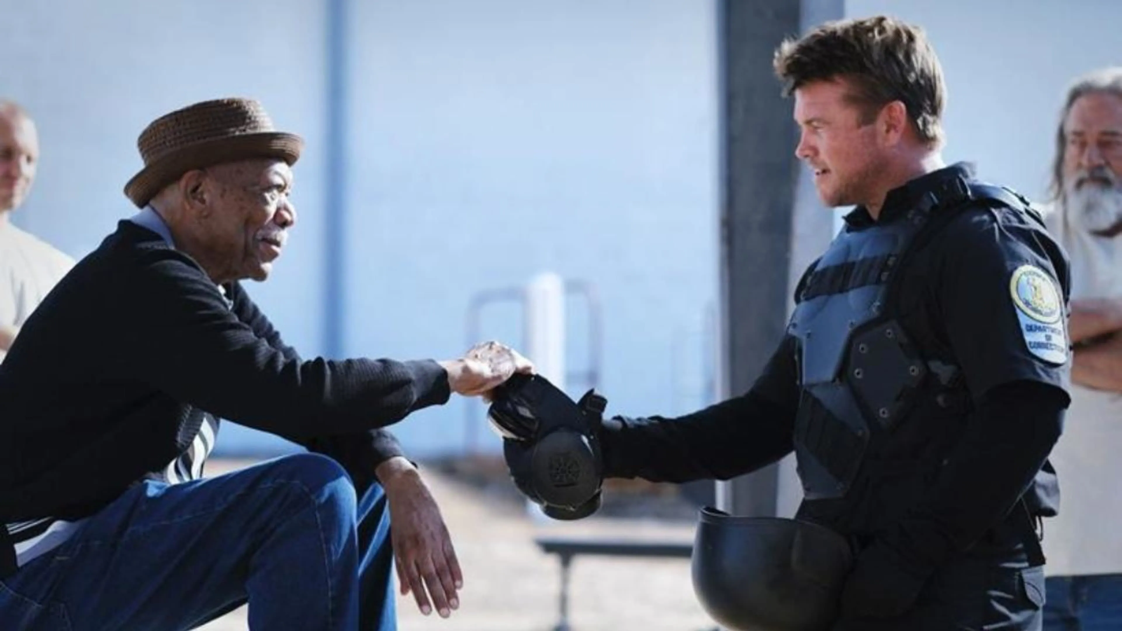 Warner Bros. deelt eerste trailer van 'Gunner' met Morgan Freeman en Luke Hemsworth