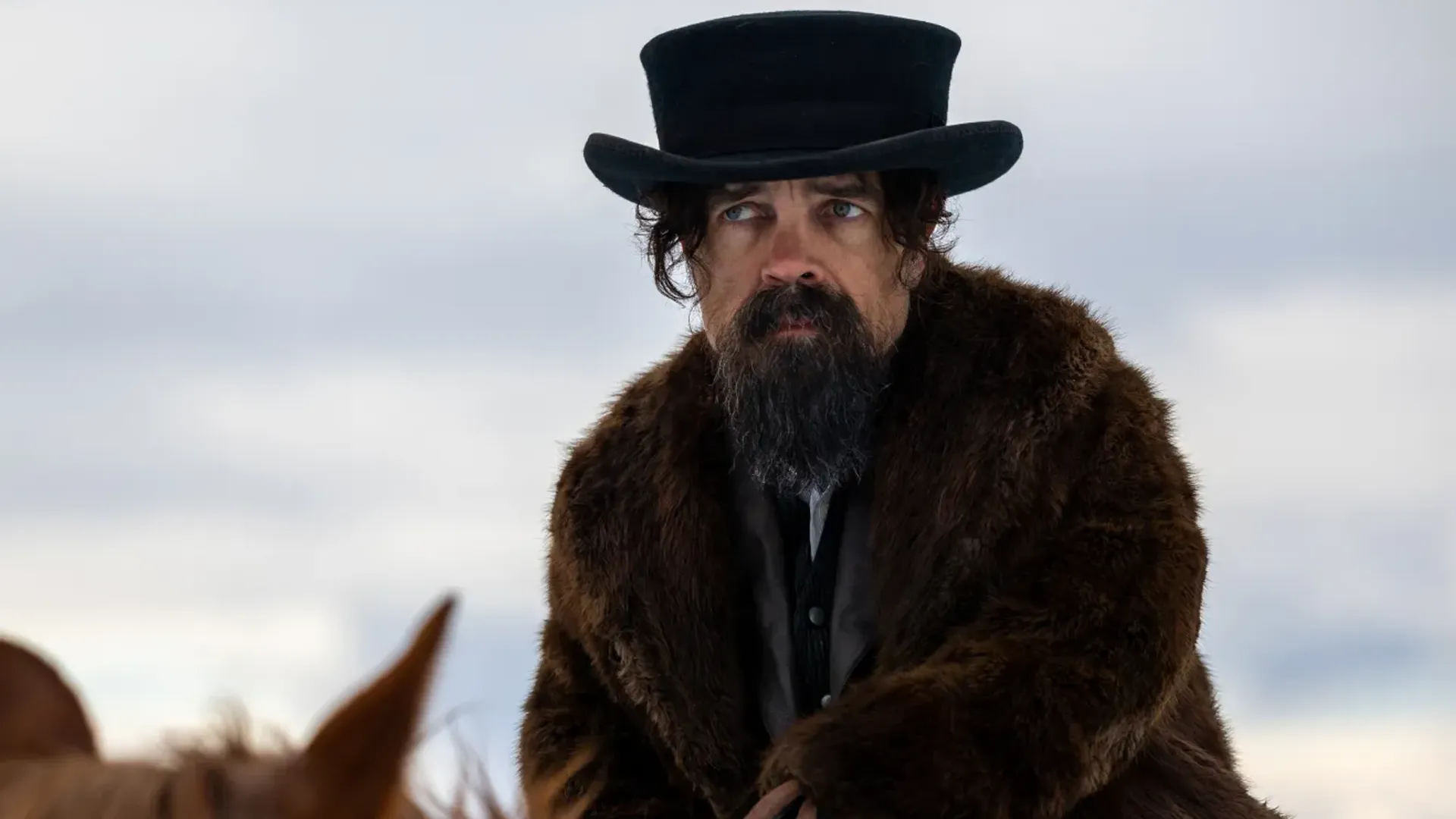 Peter Dinklage is een doorgewinterde premiejager in de trailer van 'The Thicket'