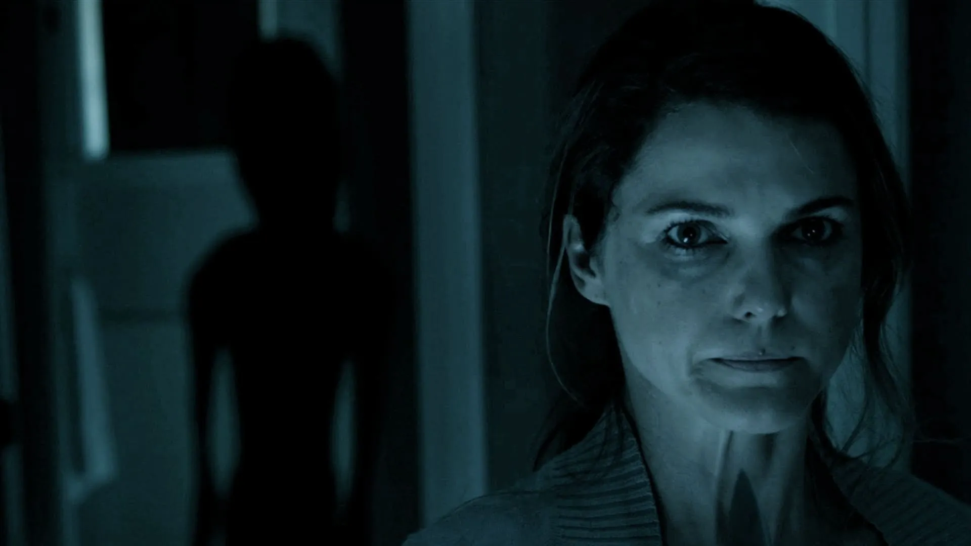 Bloedstollend spannende Alien-film met Keri Russell en J.K. Simmons nu te zien op Netflix