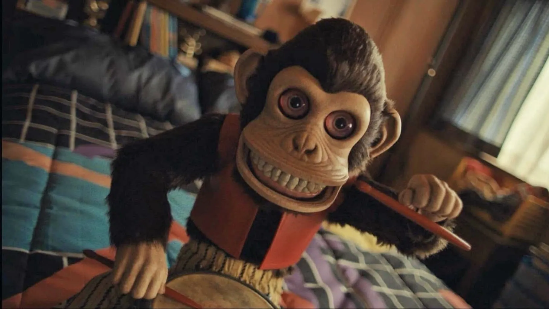 'Longlegs'-maker Osgood Perkins deelt nieuwe beelden van Stephen King-verfilming 'The Monkey'