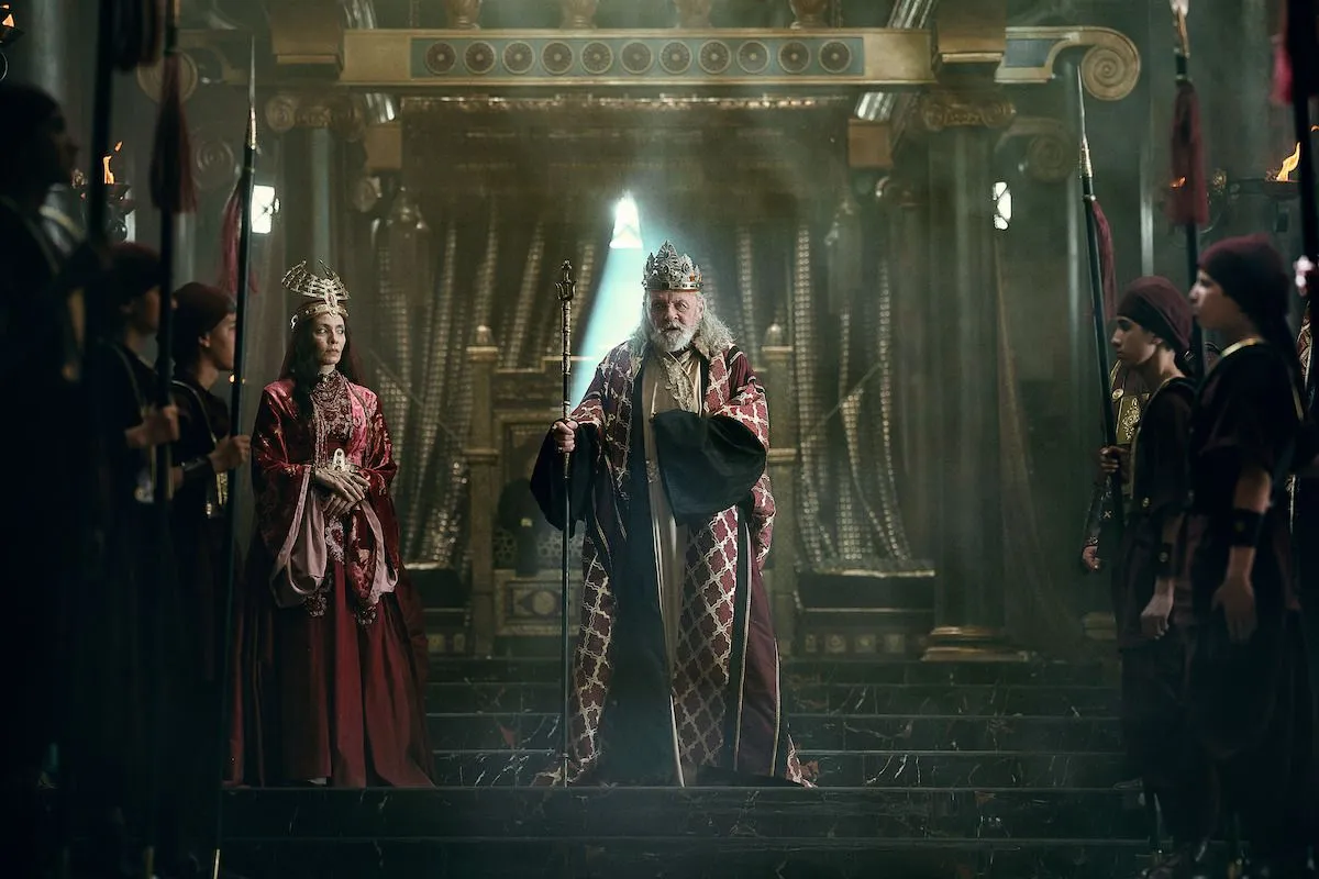 Anthony Hopkins is koning Herodes in de officiële trailer van historische Netflix-film 'Mary'