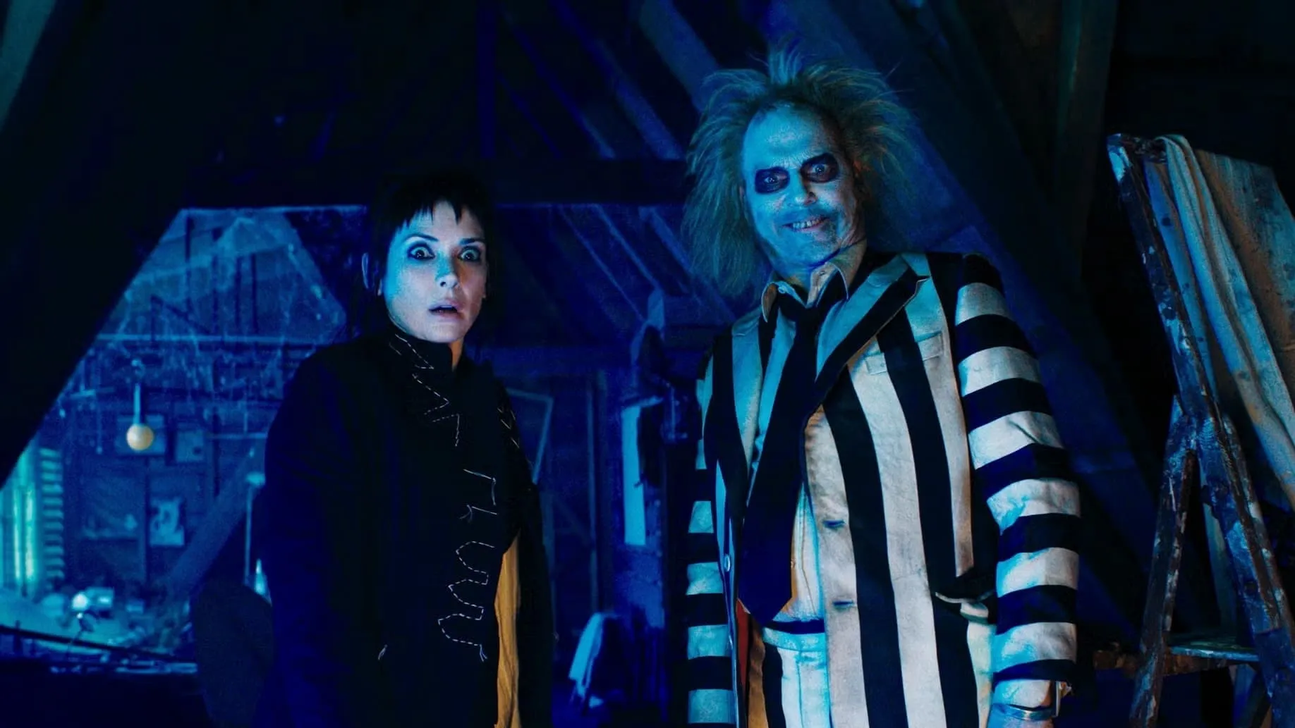 Bioscoopkraker 'Beetlejuice Beetlejuice' vanaf vandaag lekker vanuit huis te bekijken