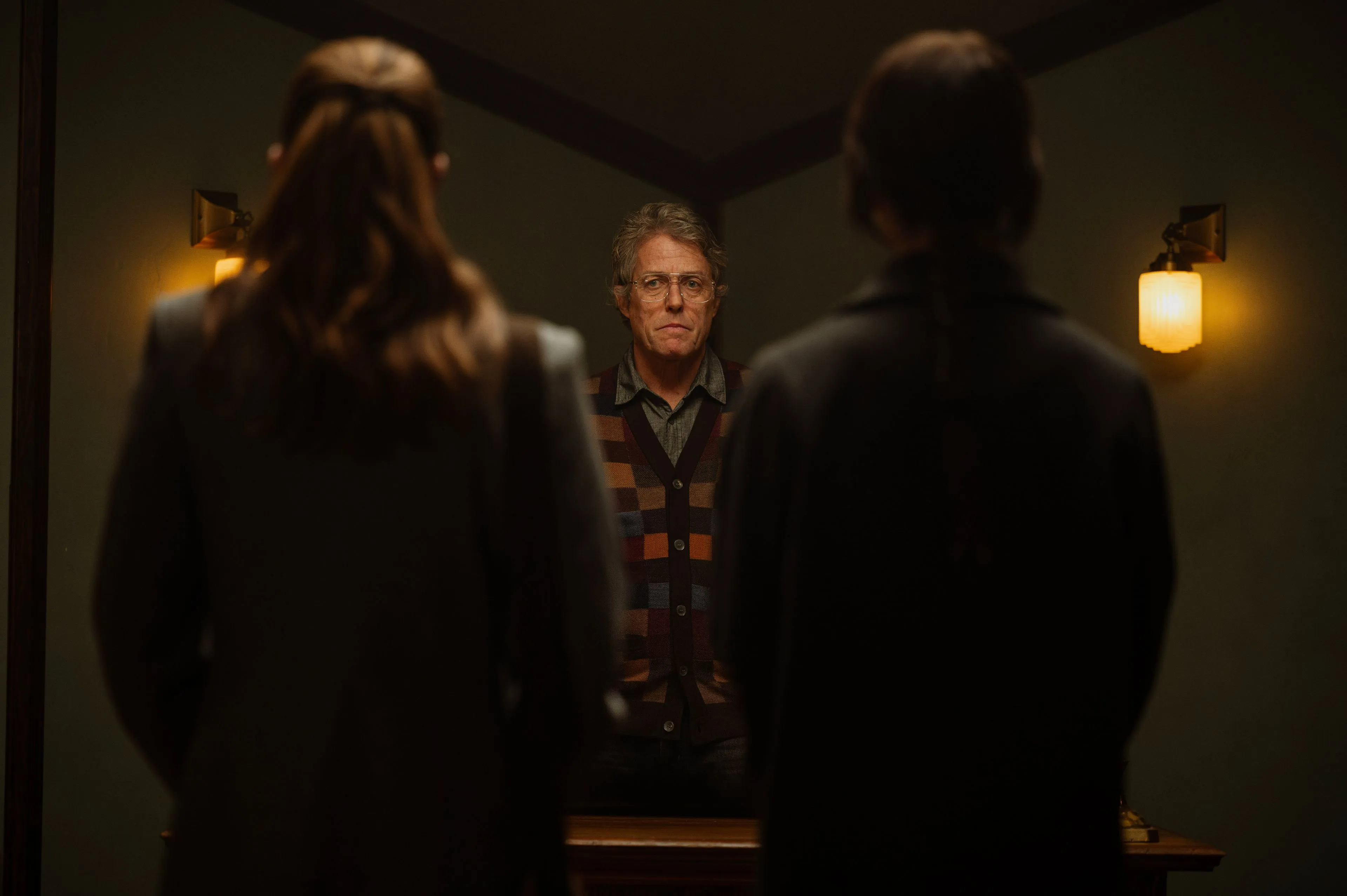 Hugh Grant speelt een sinister spel in de nieuwe trailer van A24-horrorfilm 'Heretic'