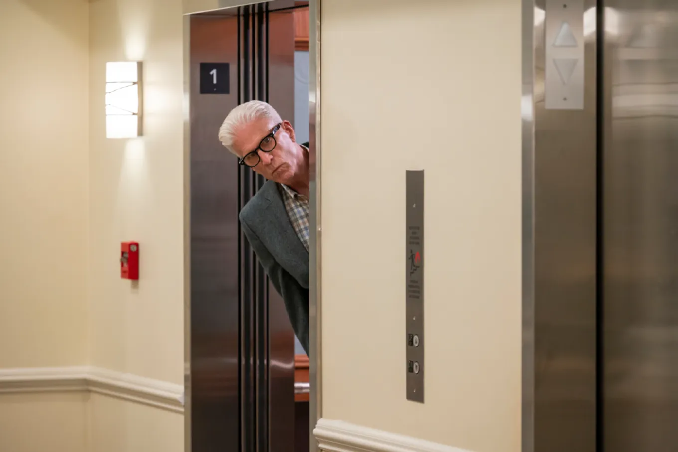 In de nieuwe Netflix-serie 'A Man on the Inside' gaat Ted Danson undercover in een bejaardentehuis