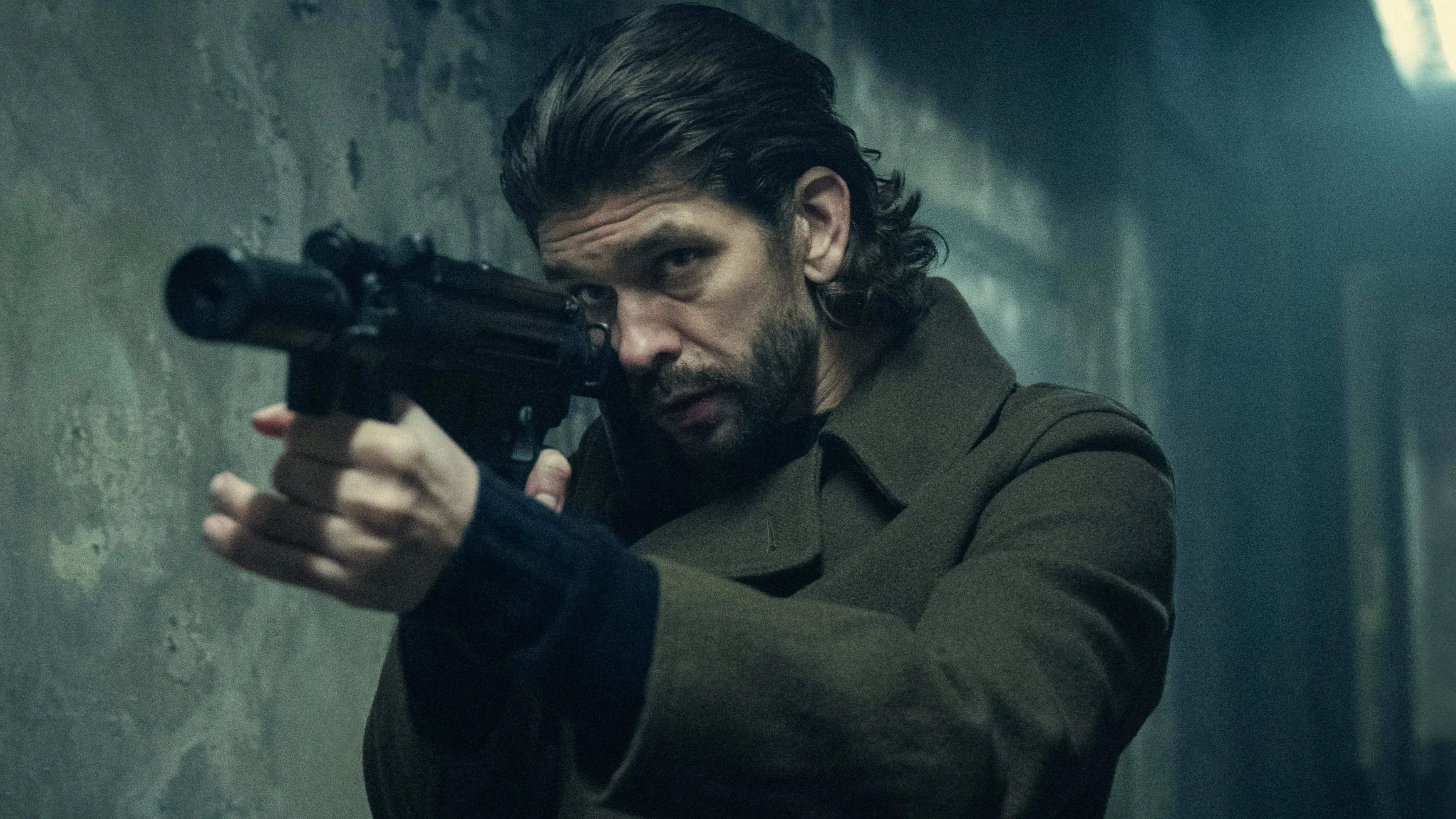 Netflix deelt officiële trailer van nieuwe thrillerserie met Ben Whishaw en Keira Knightley