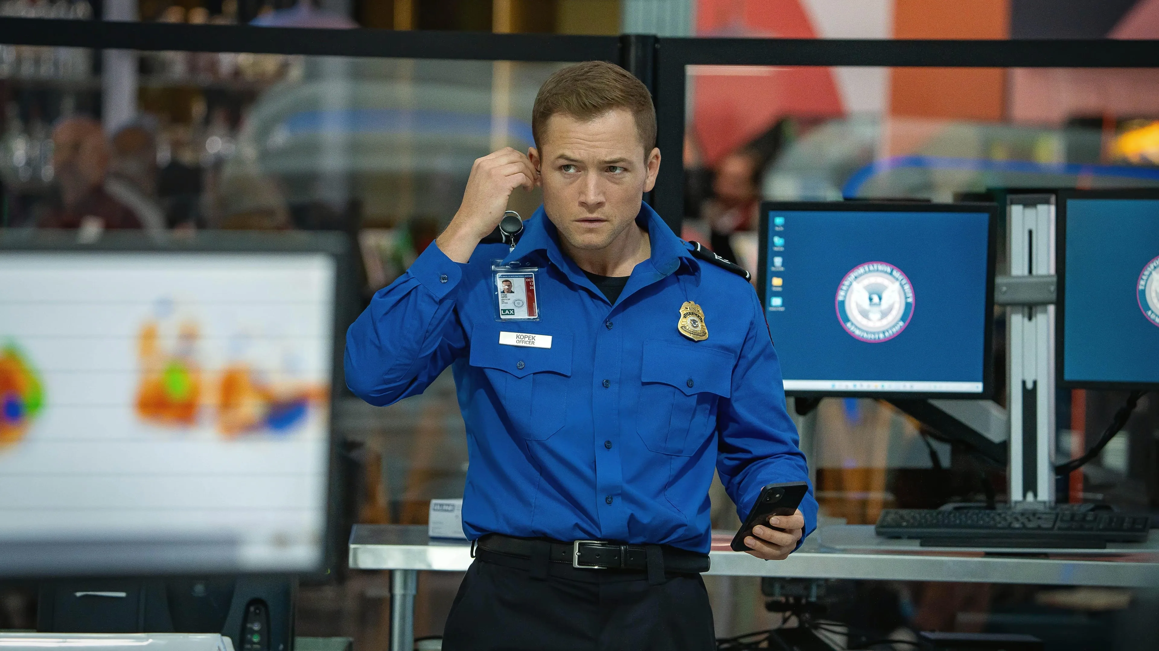 Netflix deelt de trailer van spannende thriller 'Carry-On' met Taron Egerton en Jason Bateman