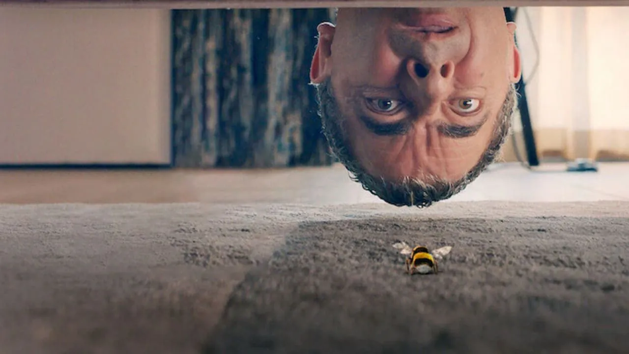Mr. Bean-acteur Rowan Atkinson keert terug met een vervolg op Netflix-serie 'Man vs Bee'