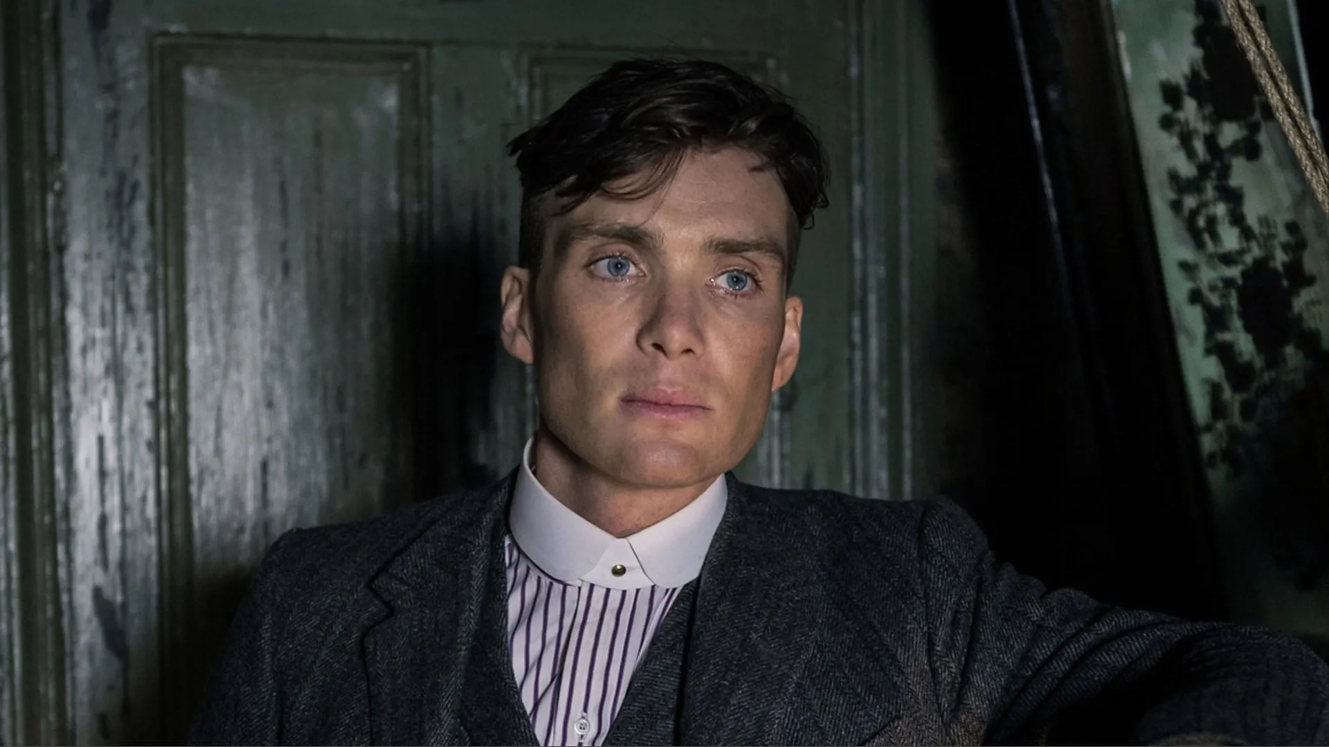 Cillian Murphy te zien op een oude stoomboot tijdens de opnames van Peaky Blinders-film