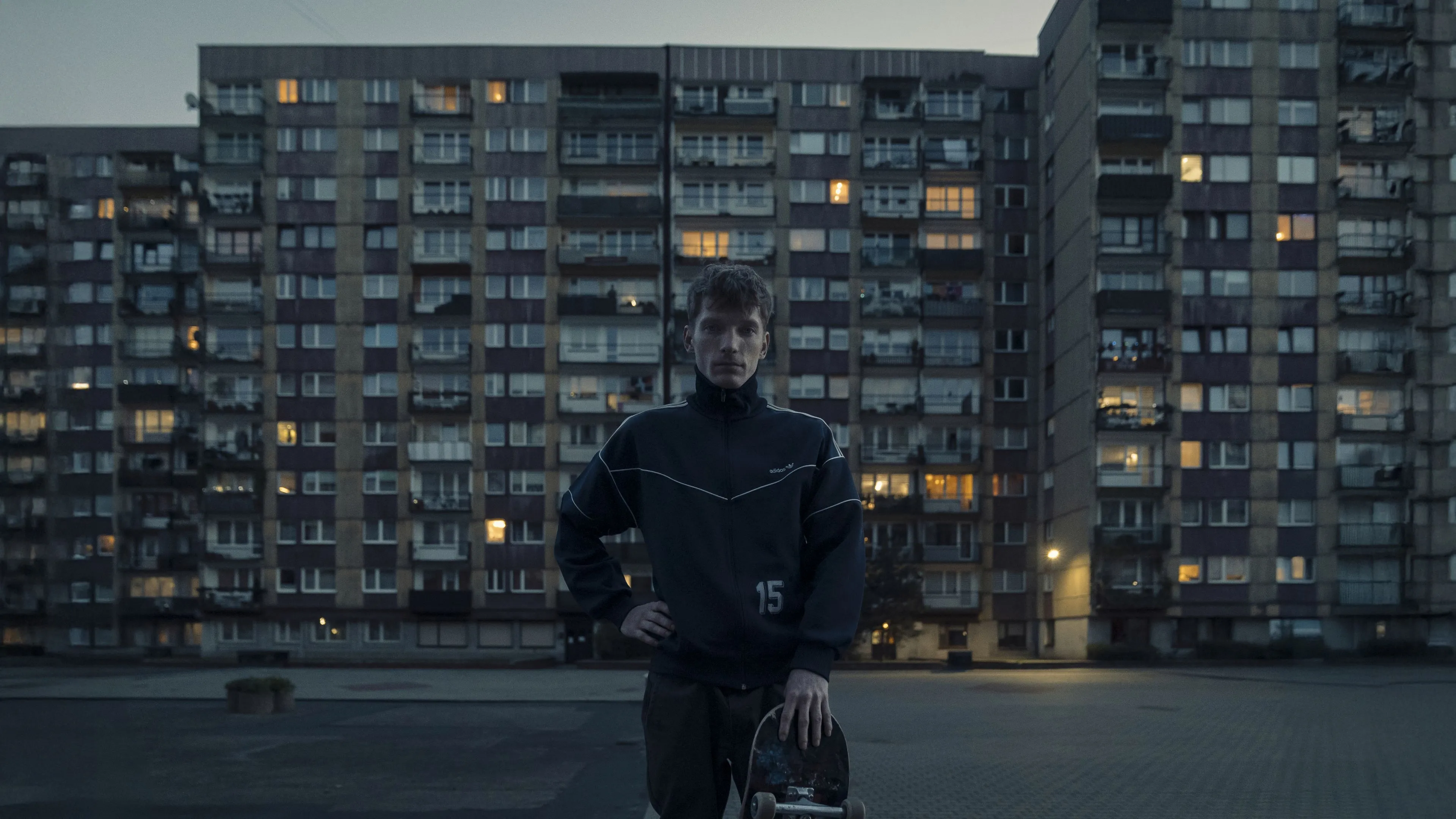 Netflix deelt releasedatum en eerste beelden van keiharde nieuwe dramaserie 'The Hooligan'