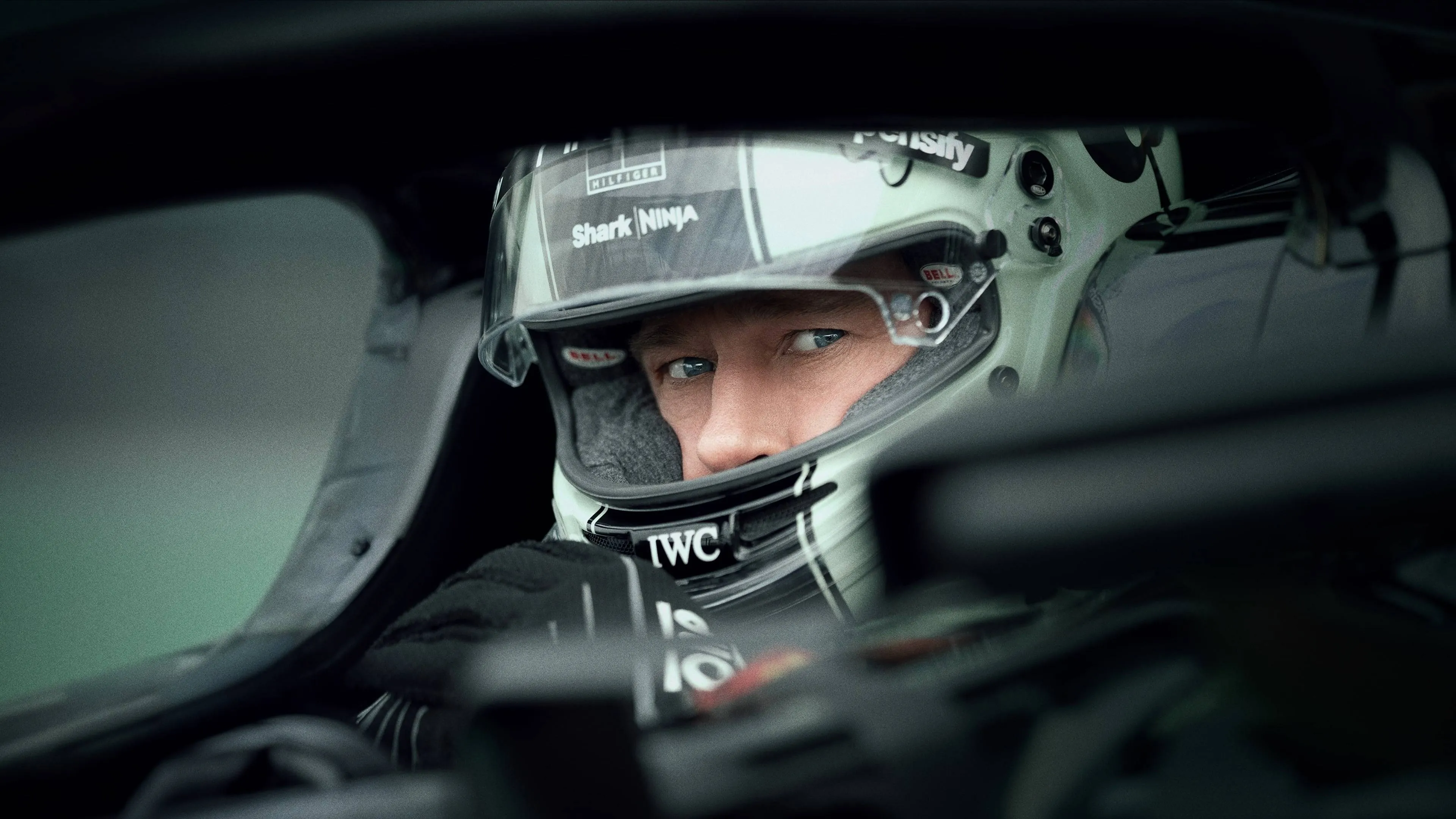 Brad Pitt scheurt over het Formule 1-circuit in de officiële trailer van 'F1'